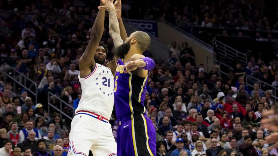 Embiid le gana el duelo a LeBron en triunfo de Sixers sobre Lakers