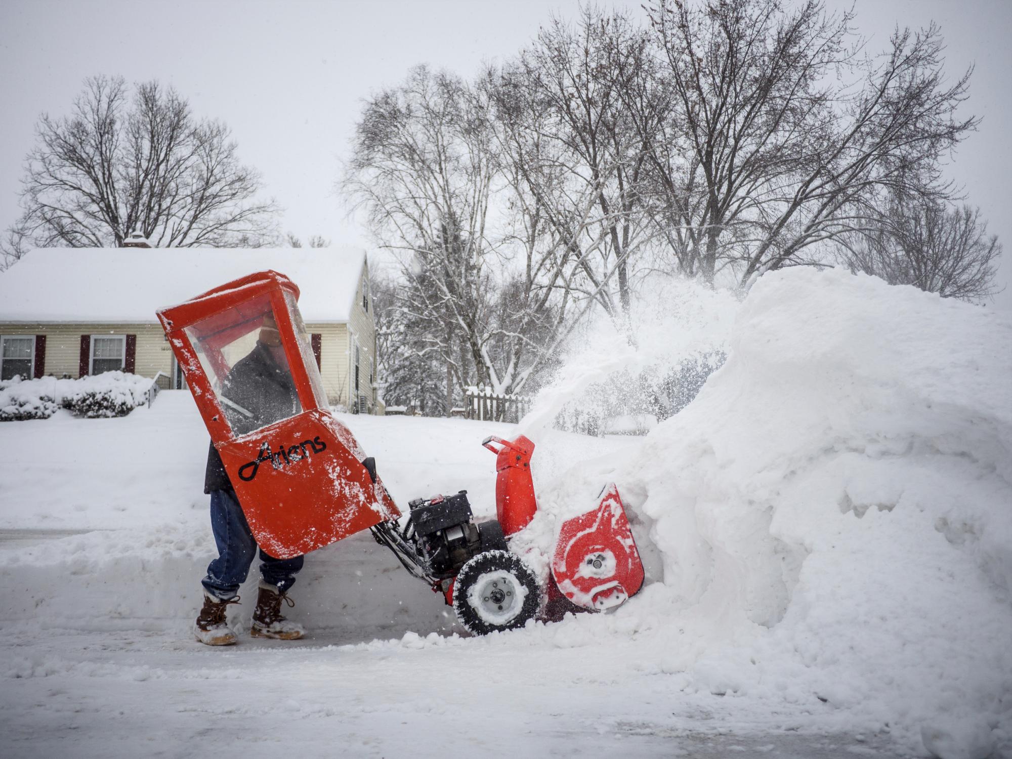 Hollis Feeser, quien recientemente cumplió 90 años de edad, limpia la nieve de su camino de entrada después de la nevada más reciente el martes 12 de febrero de 2019, en Rochester, Minnesota