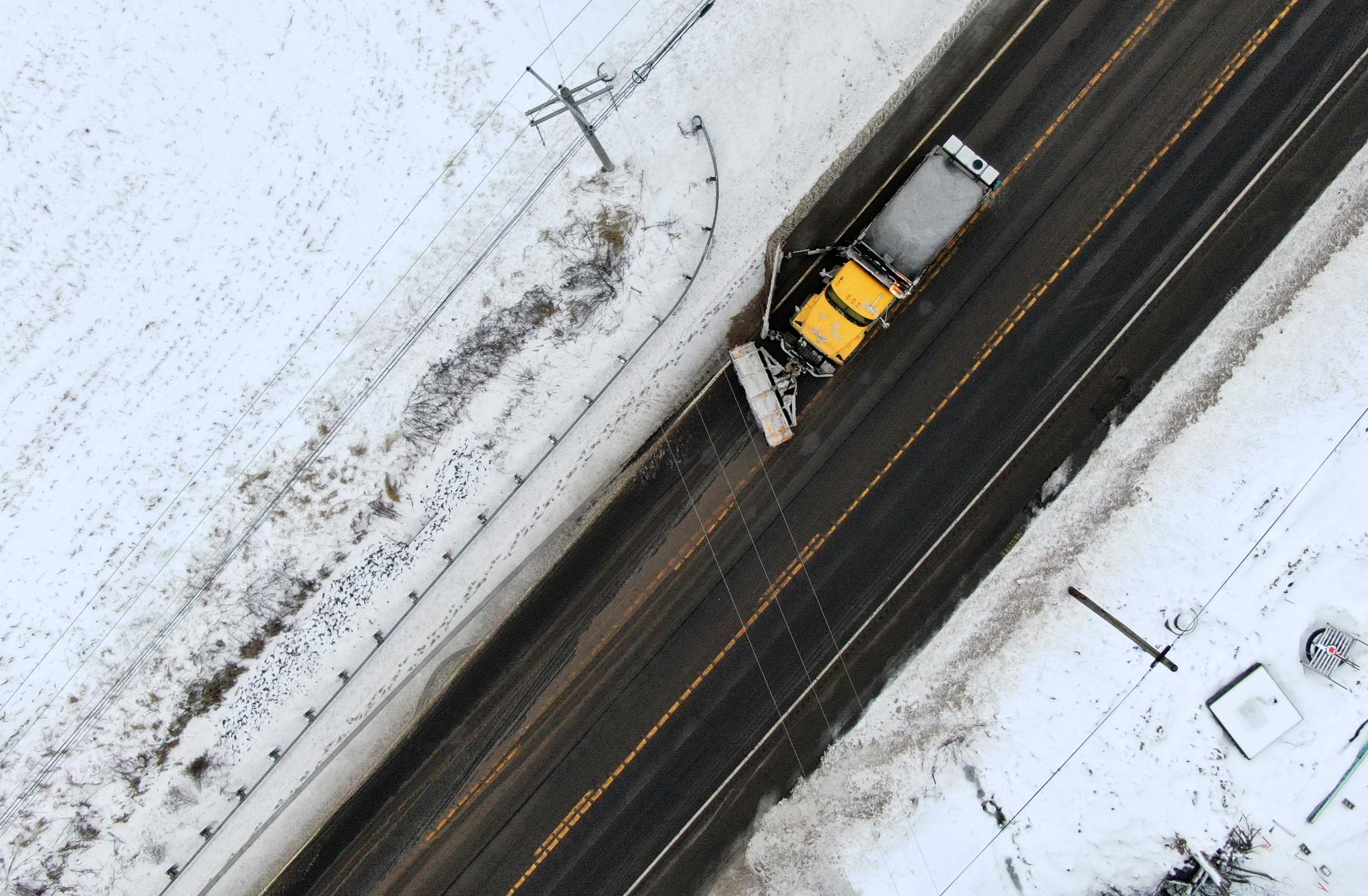 En esta foto aérea, un camión arado PennDOT despeja el carril sur de la Ruta 11 y el borde de la carretera en Cooper Township, cerca de Danville, Pa., Justo al sur de Montour County, línea del condado de Columbia, el martes por la tarde, 12 de febrero. 2019.