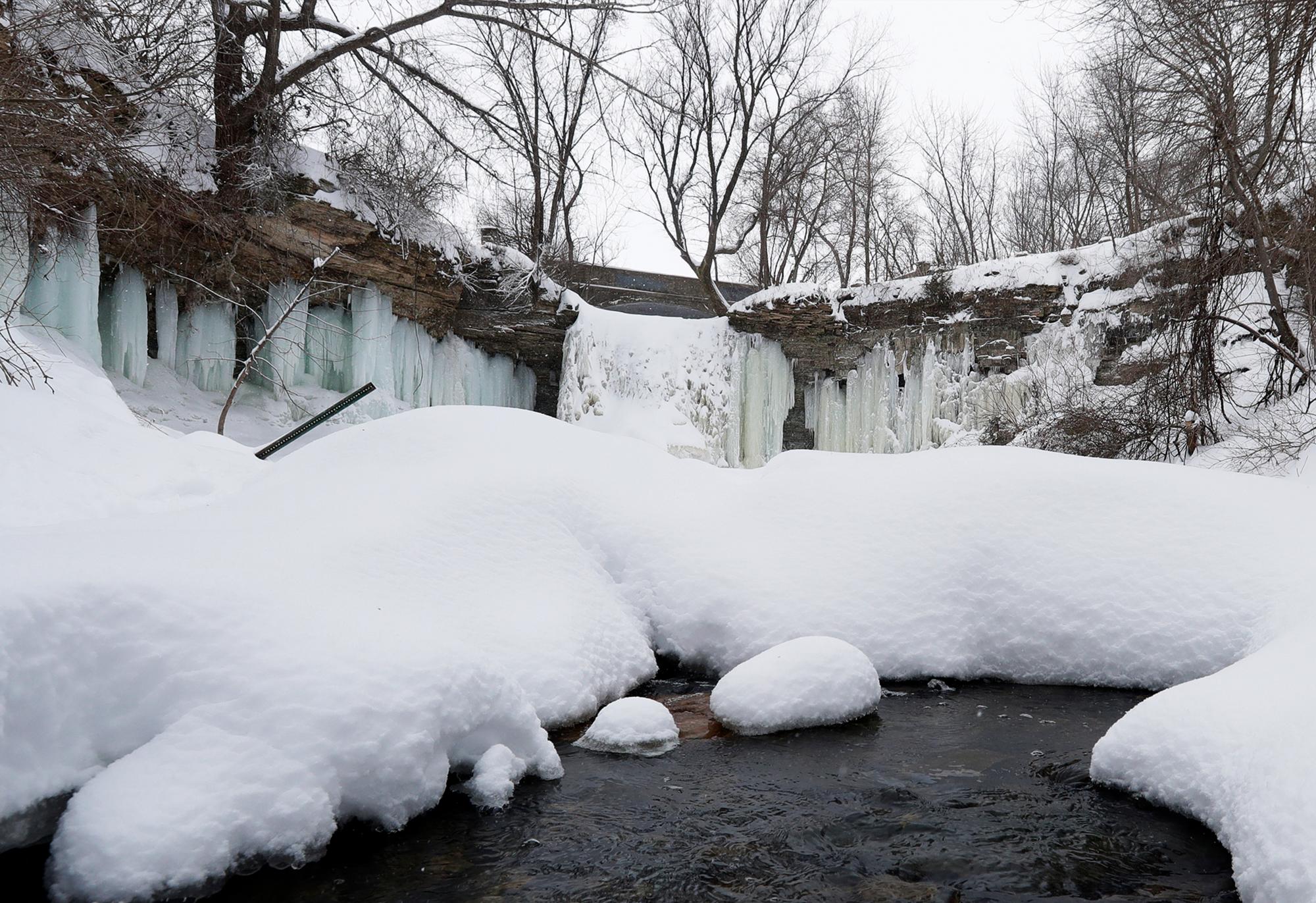 La nieve se acumula en Wequiock Falls, martes 12 de febrero de 2019 en Green Bay, Wisconsin.