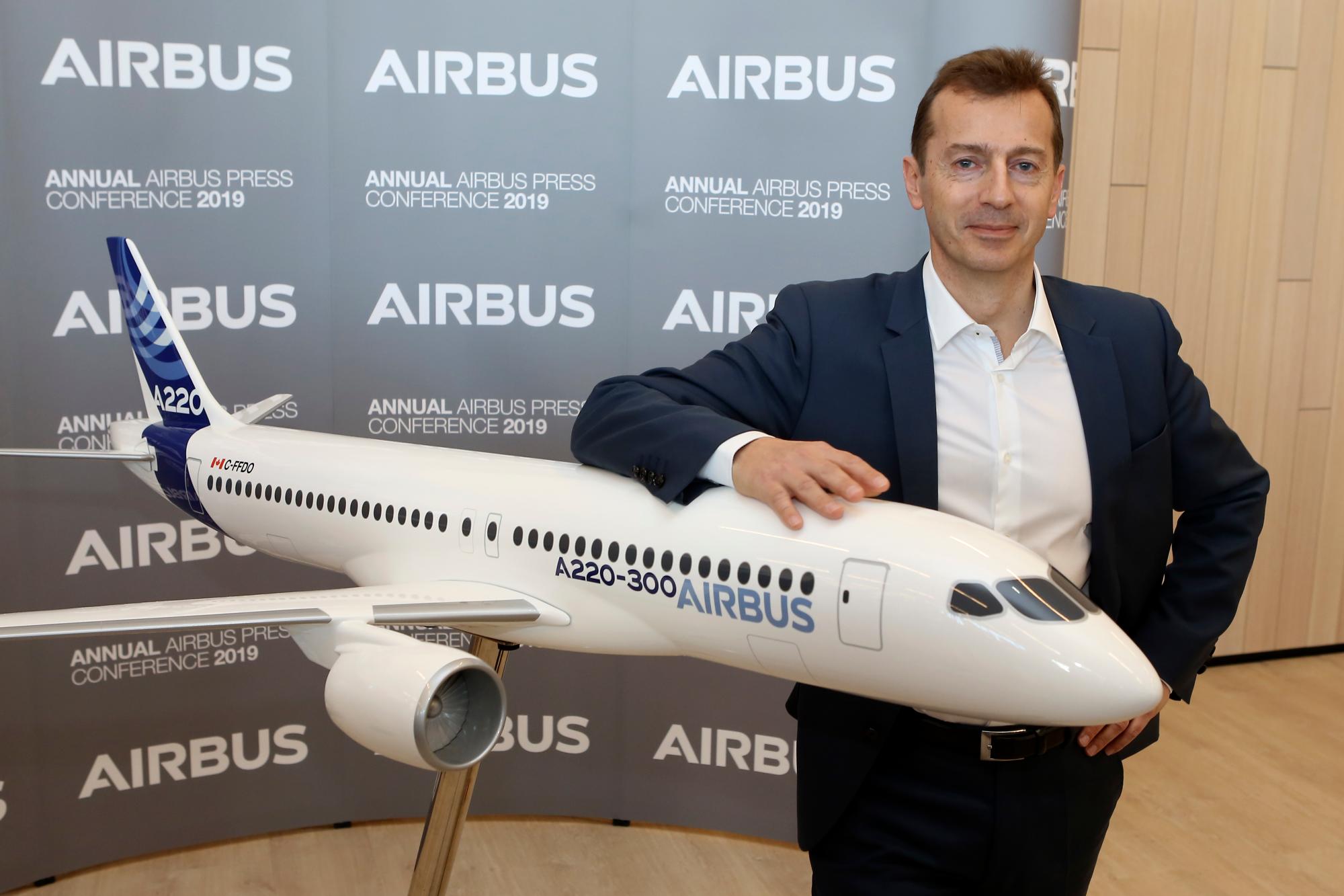 El presidente de Airbus, Commercial Aricraft y el futuro director general del grupo de Airbus, Guillaume Faury, posa con una réplica de un avión A220 después de la presentación de los resultados del Airbus 2018 en Toulouse, sur de Francia.