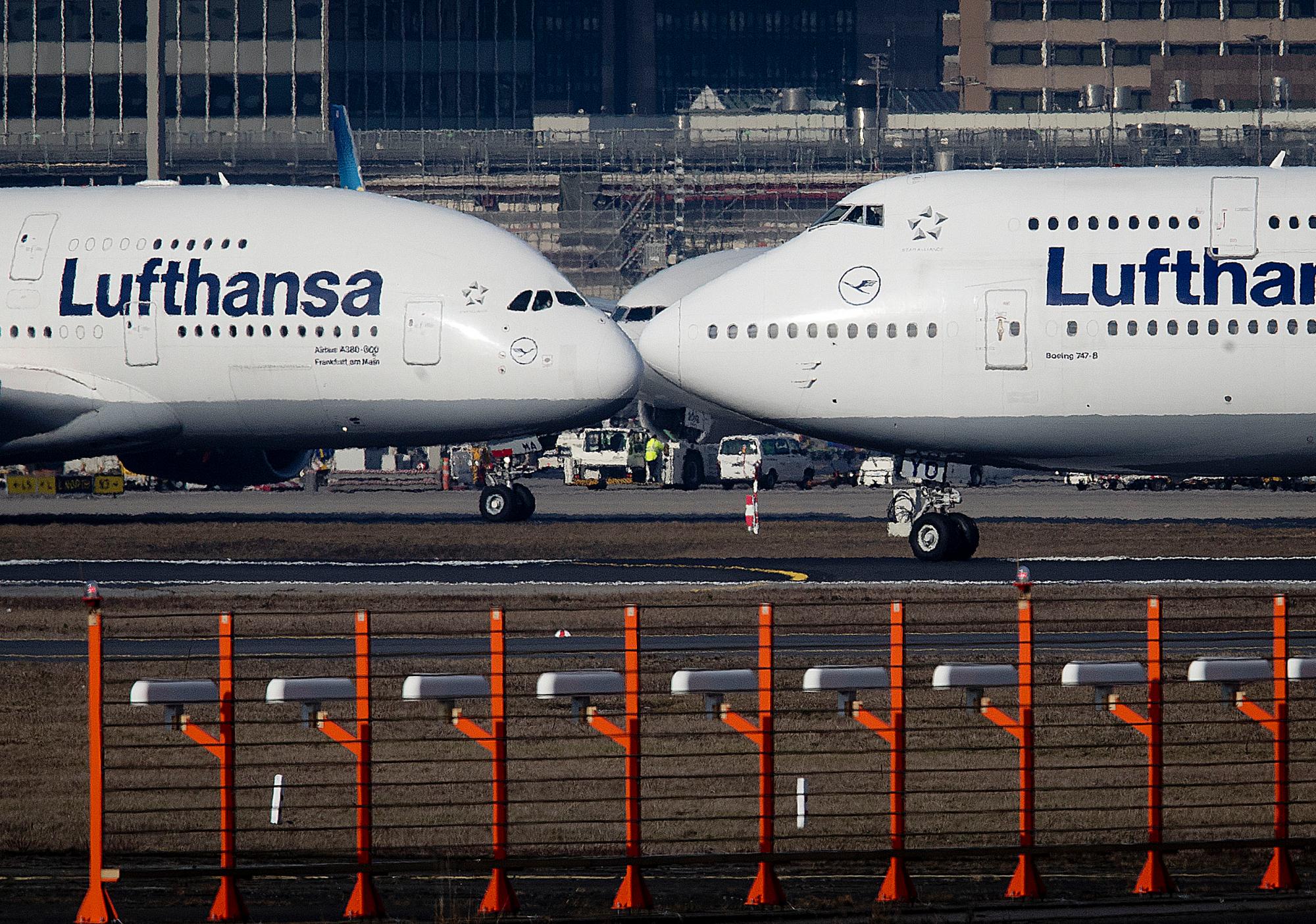 Un Airbus A380, a la izquierda, y un Boeing 747, ambos de la aerolínea Lufthansa se cruzan en el aeropuerto de Frankfurt, Alemania.