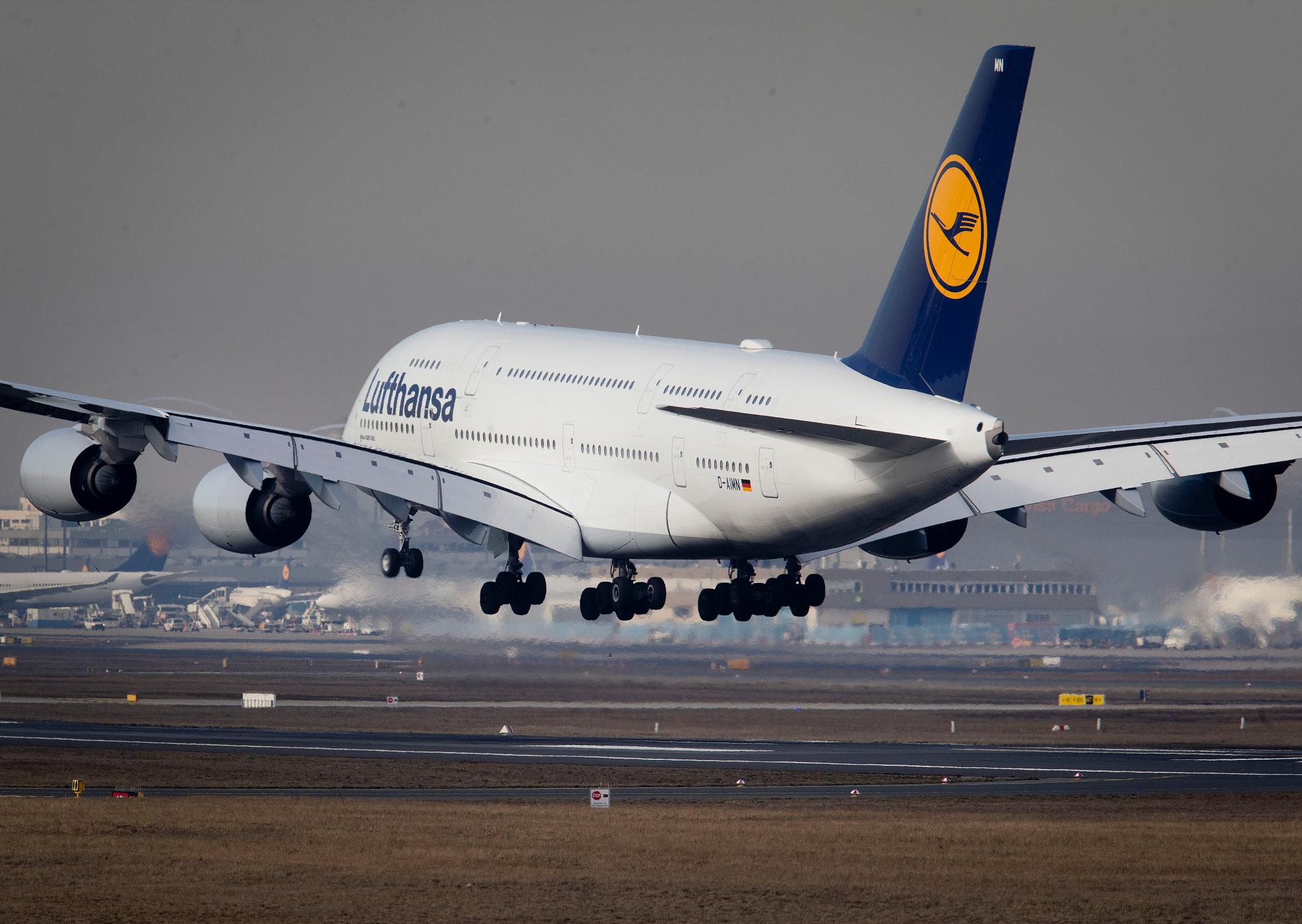 Un Airbus A 380 de la aerolínea Lufthansa aterriza en el aeropuerto de Frankfurt, Alemania.