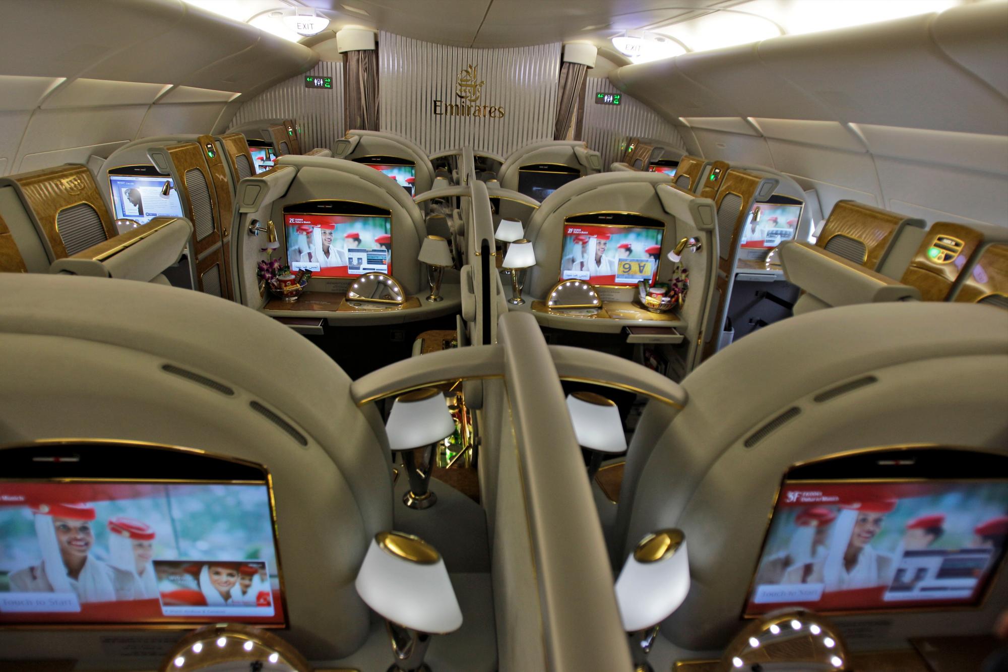 Sección de primera clase de un Airbus A380 de Emirates Airlines en el aeropuerto de Dubai en Dubai, Emiratos Árabes Unidos.