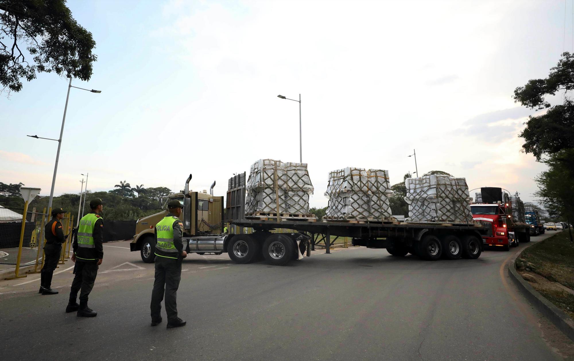 Los camiones cargados con ayuda humanitaria de EE. UU. para Venezuela son escoltados por la policía cuando llegan al puente internacional de Tienditas en Cúcuta, Colombia, en la frontera con Venezuela.