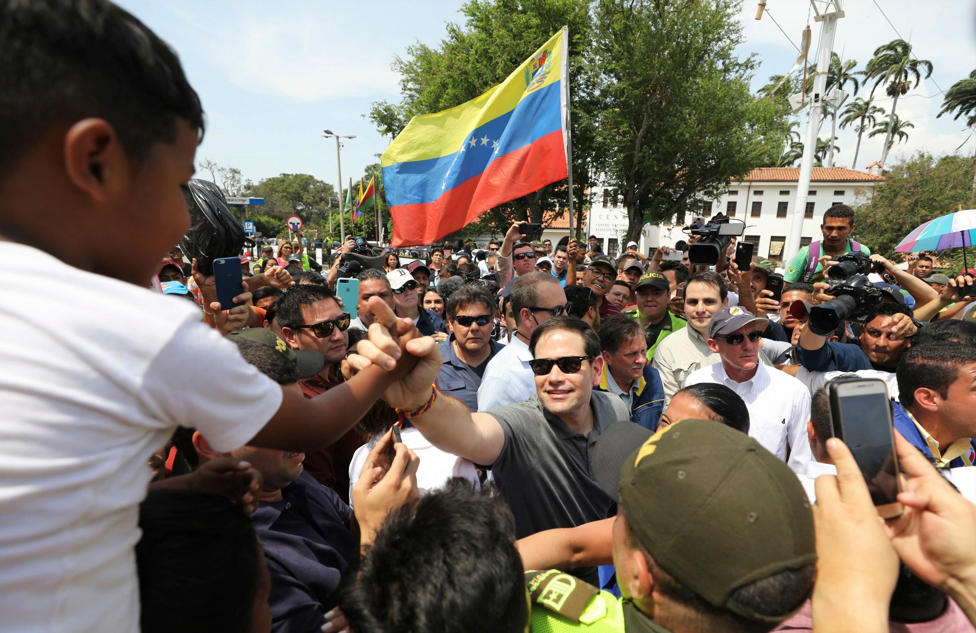 El senador estadounidense Marco Rubio saluda a migrantes venezolanos en La Parada, cerca de Cúcuta, Colombia.