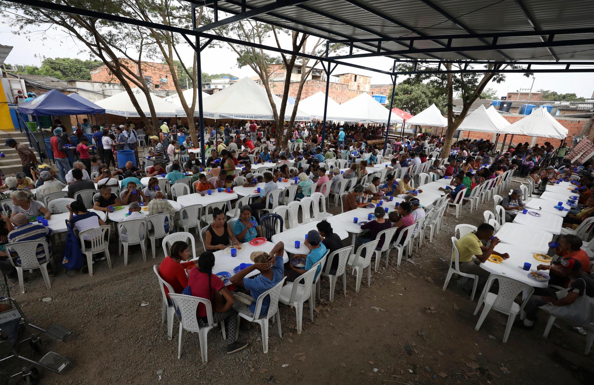 Inmigrantes venezolanos almuerzan en el refugio migrante “Divina Providencia” en la parada, cerca de Cúcuta, Colombia, en la frontera con Venezuela.