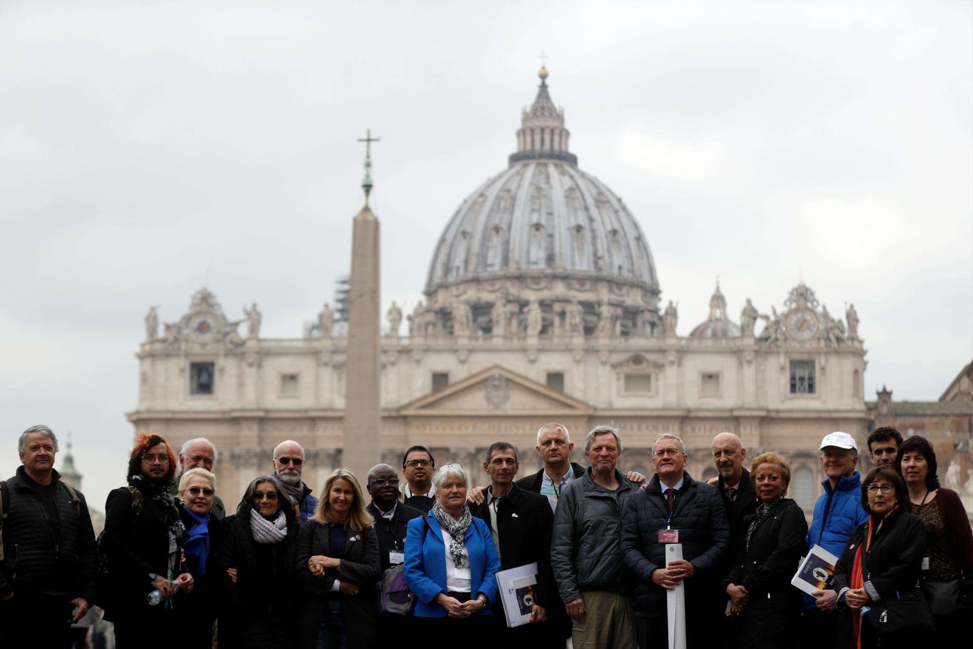 Miembros de la organización Fin al Abuso Clerical posan para una foto frente al Vaticano.