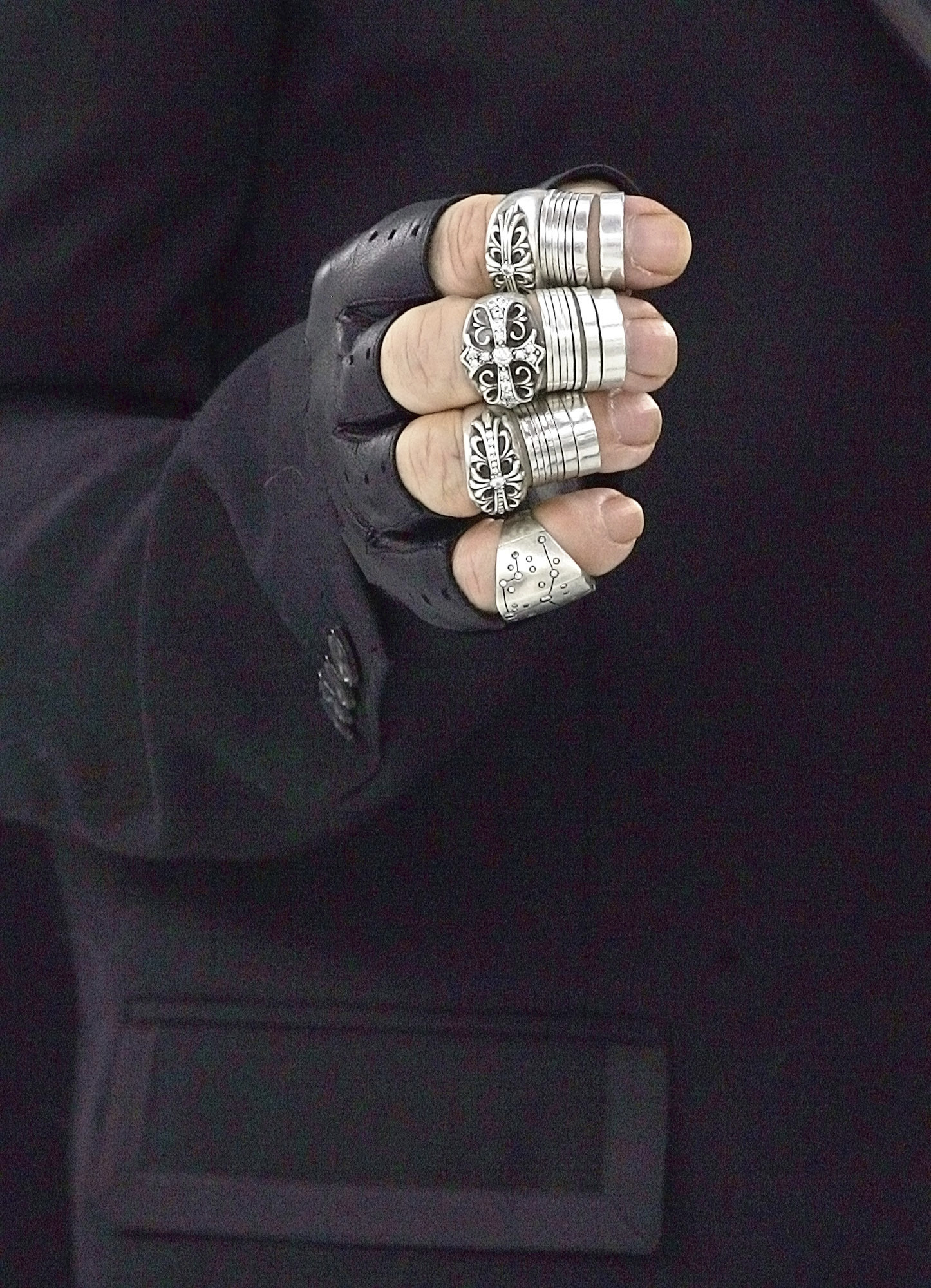 Esta foto de archivo del 25 de enero, 2005 muestra la mano del diseñador de moda alemán Karl Lagerfeld, visto entre bastidores antes de la presentación de la primavera-verano 2005 de alta costura colección de moda que diseñó para Chanel.