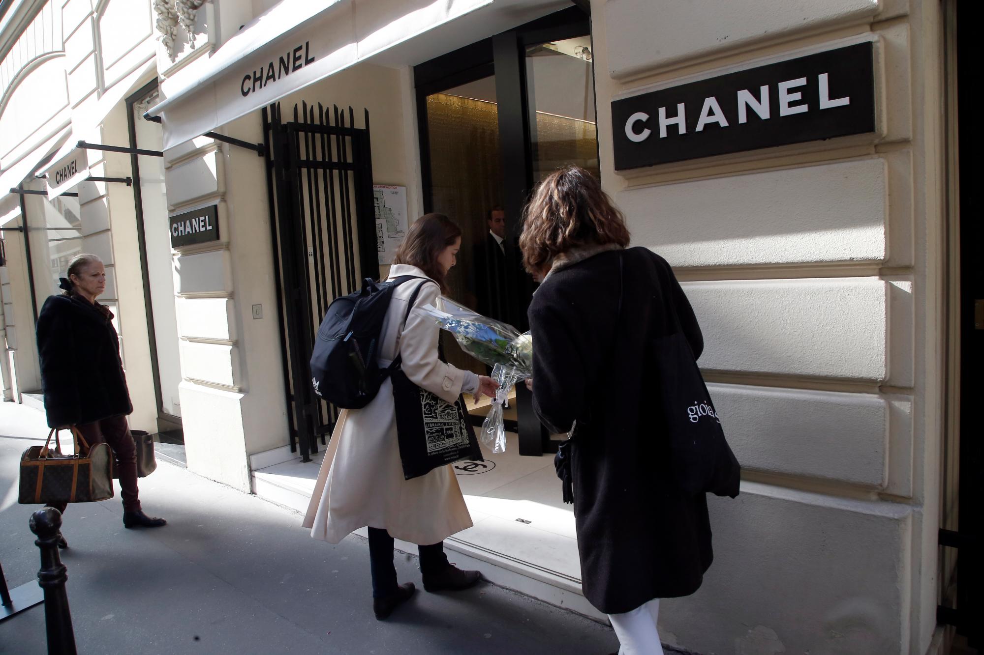 Los seguidores ponen flores para rendir tributo al diseñador de la manera Karl Lagerfeld en la sede de Chanel en París, Francia, martes, 19 de febrero, 2019.