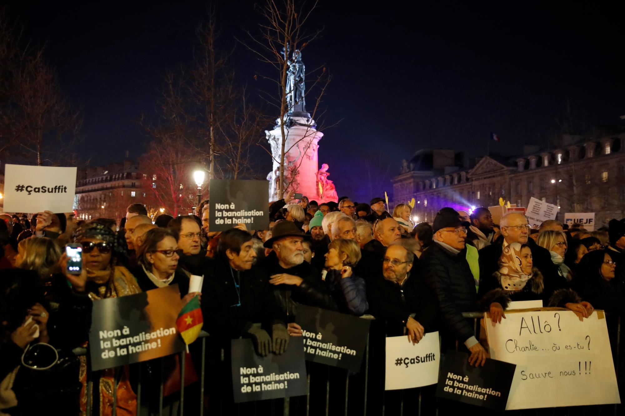 La gente se reúne en la plaza de la República para protestar contra el antisemitismo, en París, Francia. En París y en decenas de otras ciudades francesas, ciudadanos y funcionarios de todo el espectro político preparado el martes para marchar y reunirse contra el antisemitismo, luego de una serie de actos antisemitas que conmocionaron a la nación.