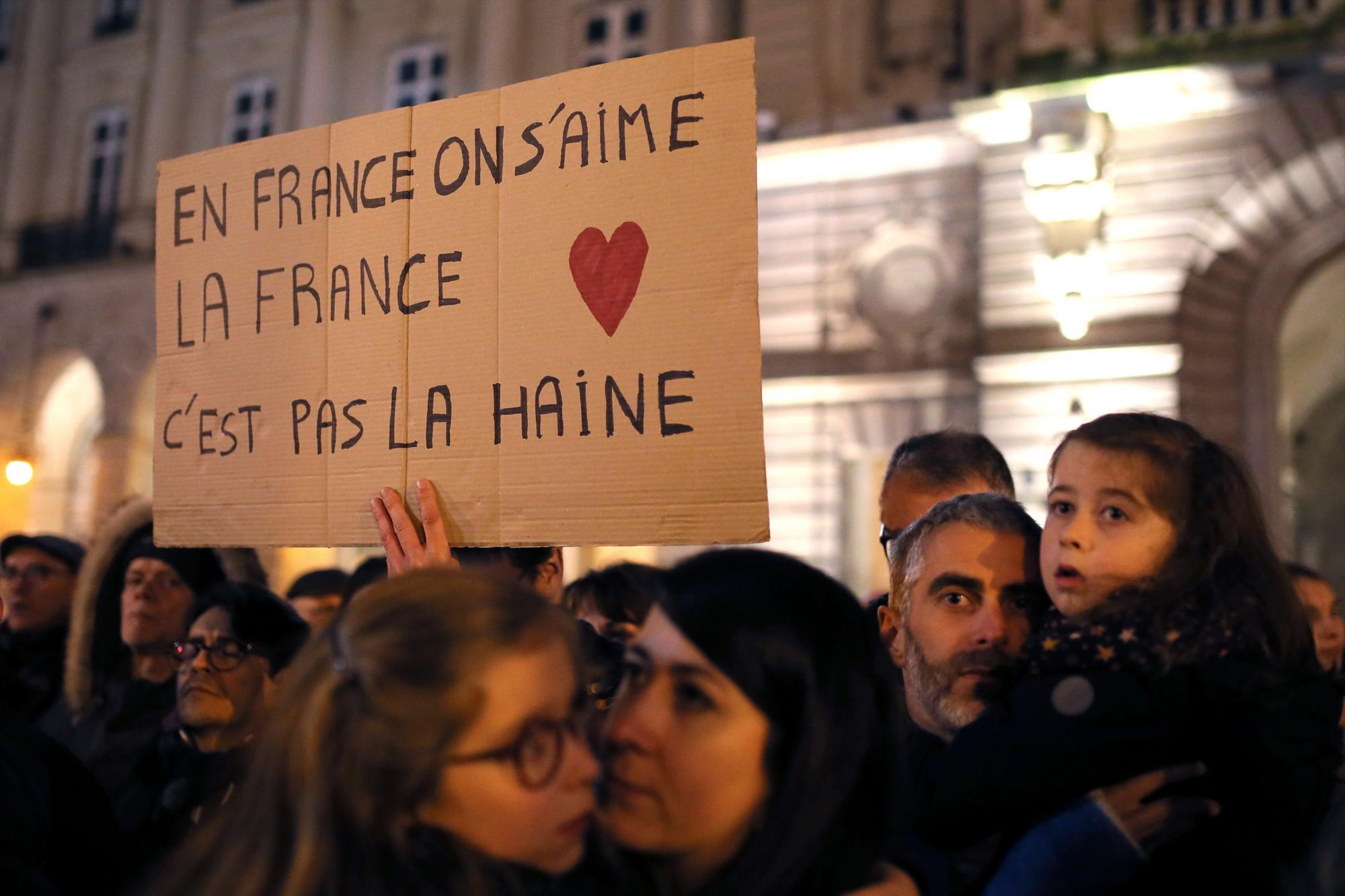 Los manifestantes contra el antisemitismo se reúnen en Rennes, oeste de Francia. La pancarta dice: “En Francia, nos amamos unos a otros. Francia no es odio”.