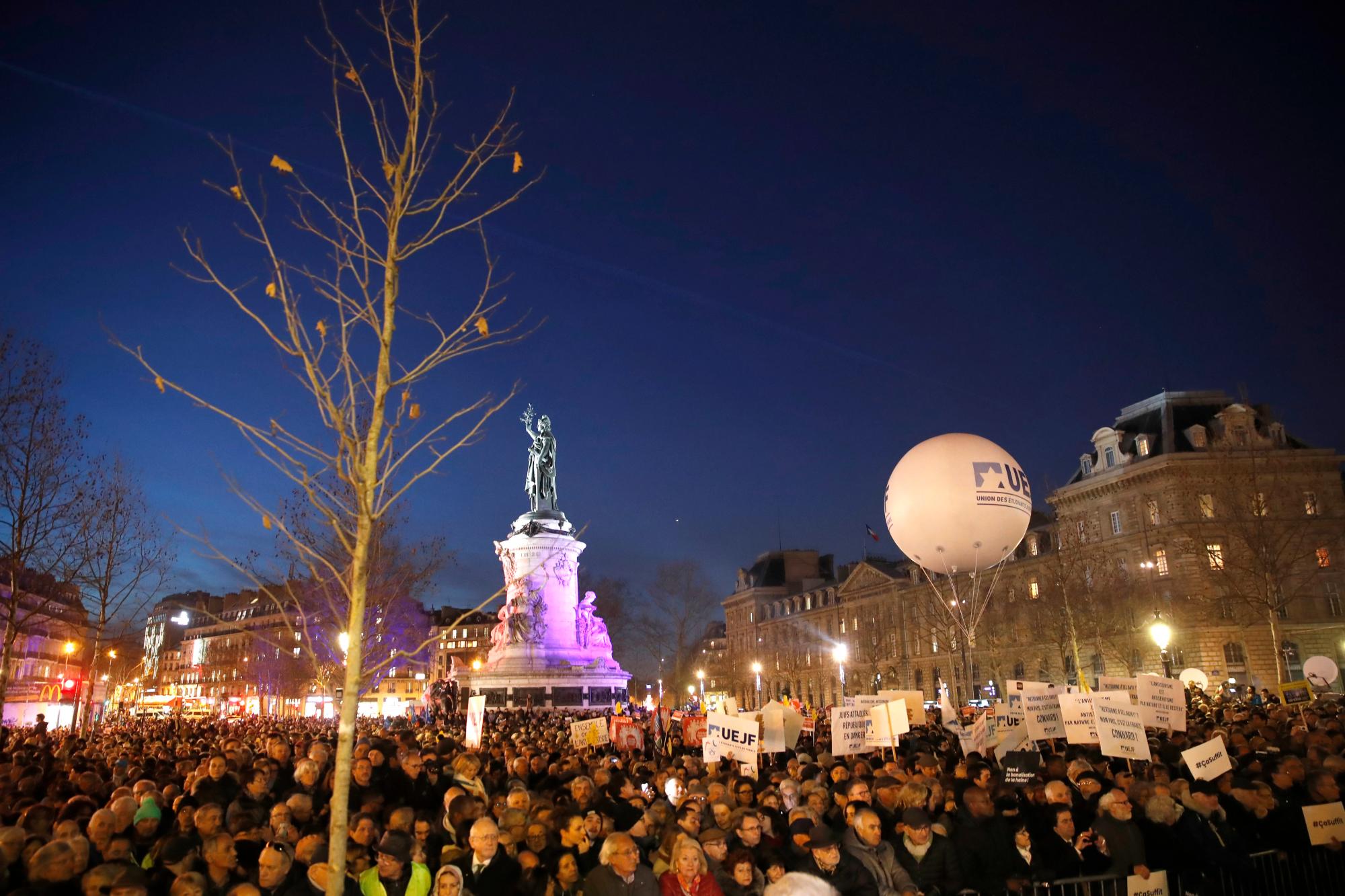 La gente se reúne en la plaza de la República para protestar contra el antisemitismo, en París, Francia