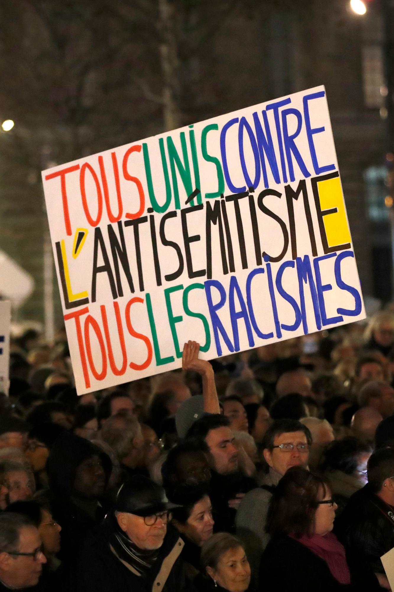 La gente se reúne en la plaza de la República para protestar contra el antisemitismo en París, Francia. El cartel dice: Todos juntos contra el antisemitismo y el racismo. En París y en docenas de otras ciudades francesas, ciudadanos comunes y funcionarios de todo el espectro político se prepararon el martes para marchar y unirse contra el antisemitismo, luego de una serie de actos antisemitas que conmocionaron a la nación.