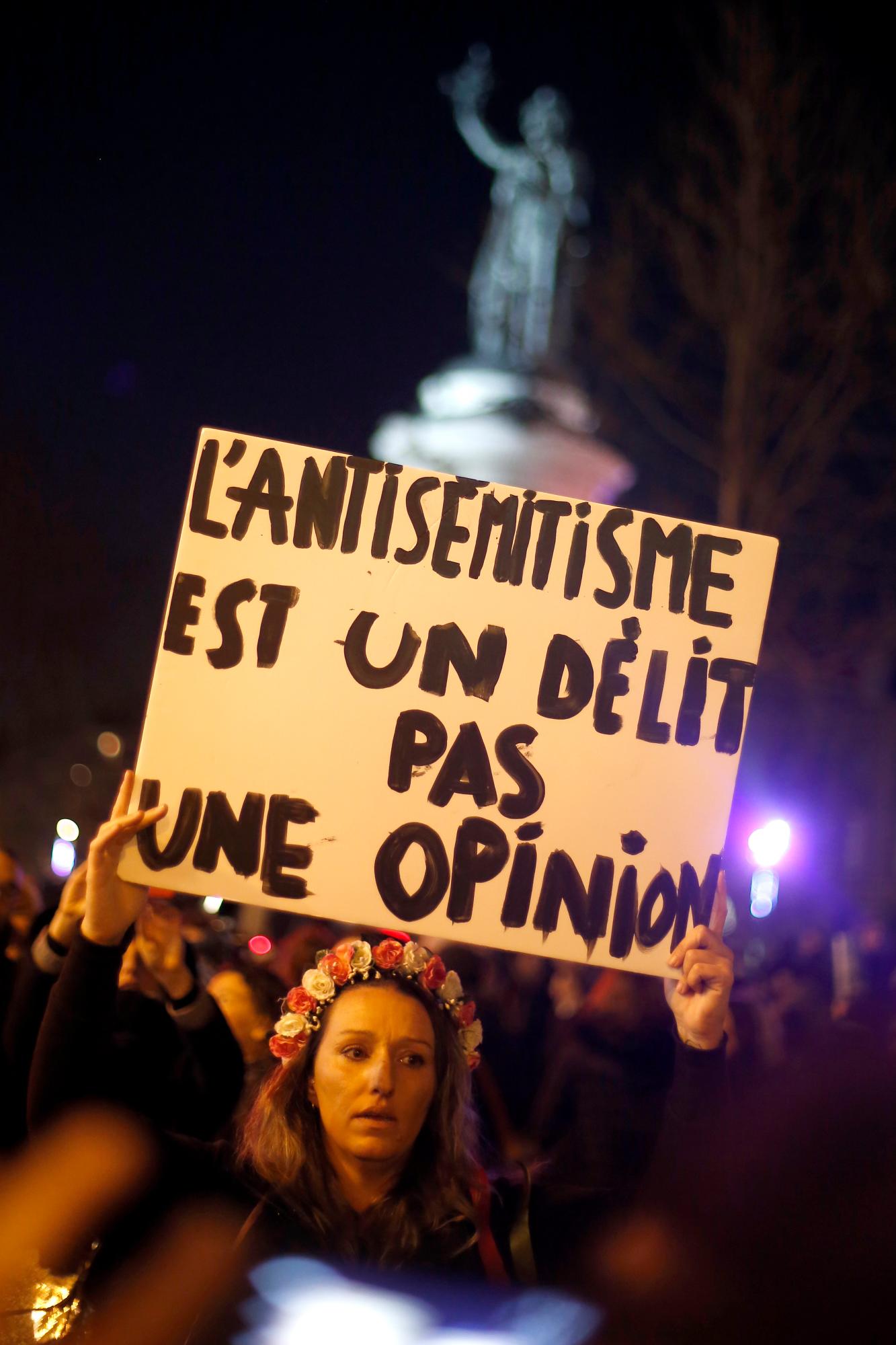 El cartel dice: El antisemitismo es un crimen, no una opinión. En París y en docenas de otras ciudades francesas, ciudadanos comunes y funcionarios de todo el espectro político se prepararon el martes para marchar y unirse contra el antisemitismo, luego de una serie de actos antisemitas que conmocionaron a la nación.
