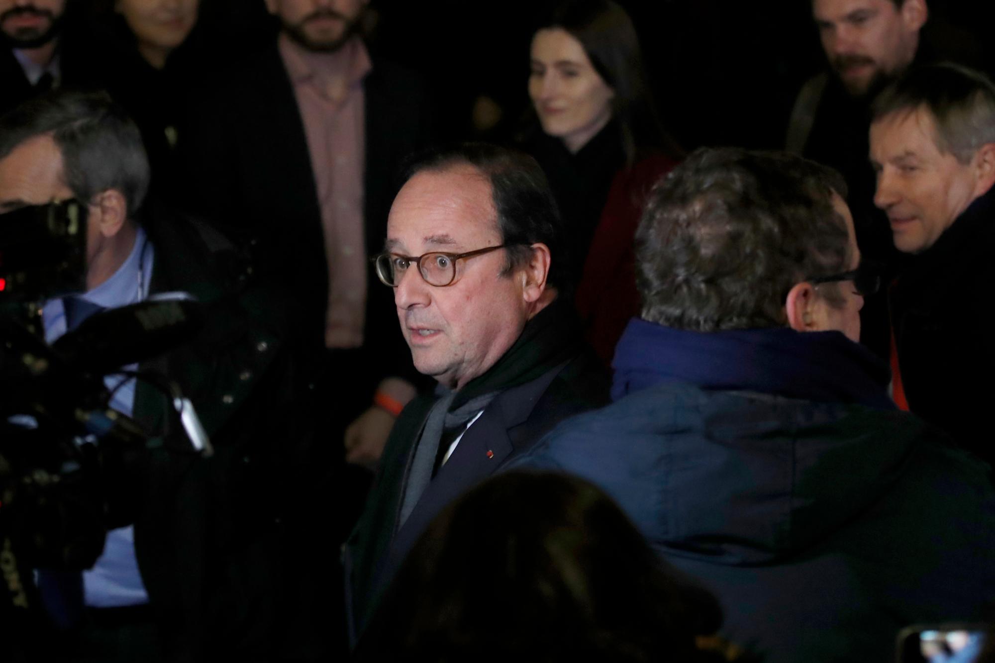 El ex presidente francés, Francois Hollande, asiste a una protesta contra el antisemitismo en la plaza de la República, en París, Francia