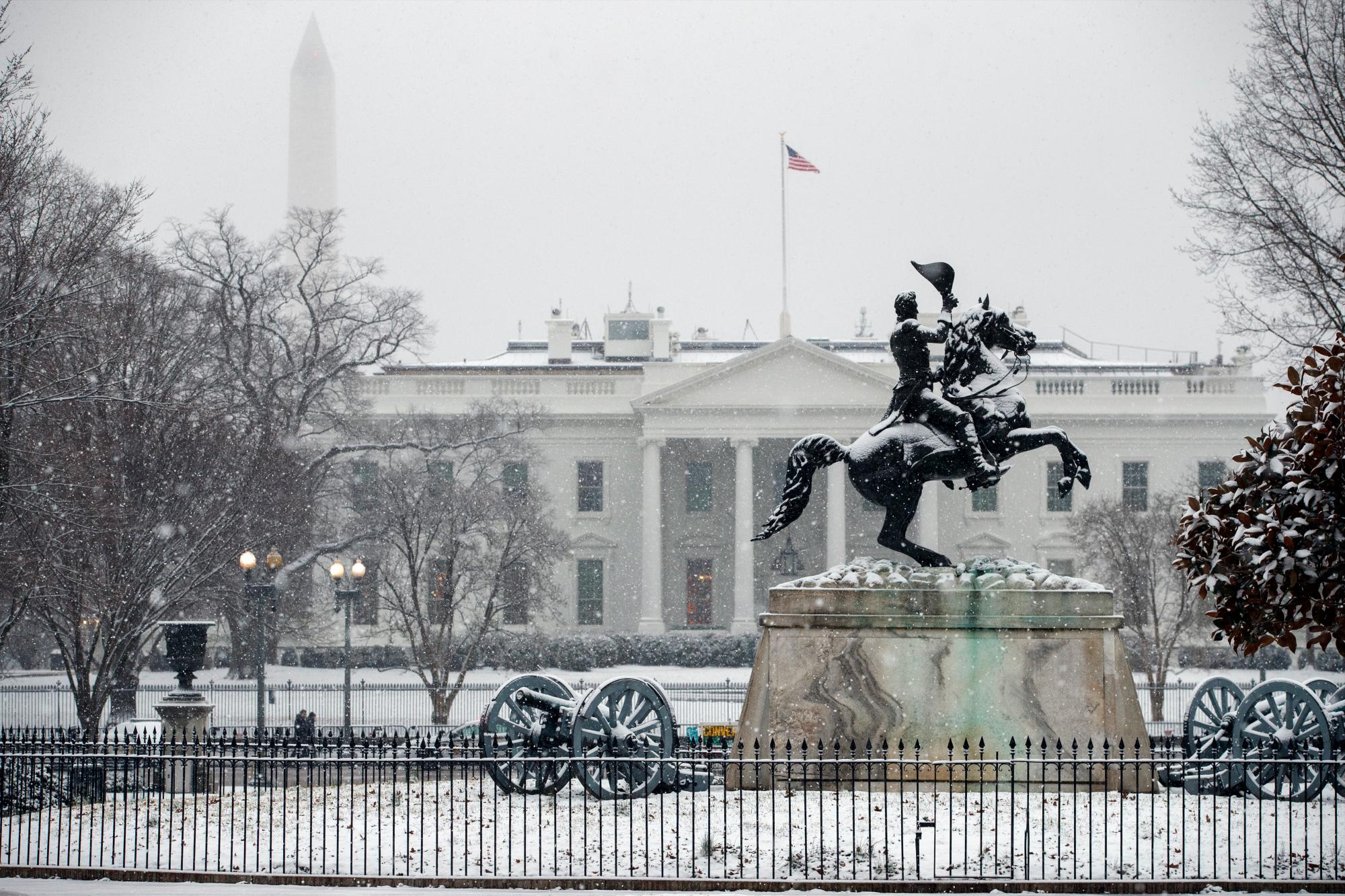 La nieve cae sobre la Casa Blanca durante una tormenta de invierno, el miércoles 20 de febrero de 2019, en Washington.