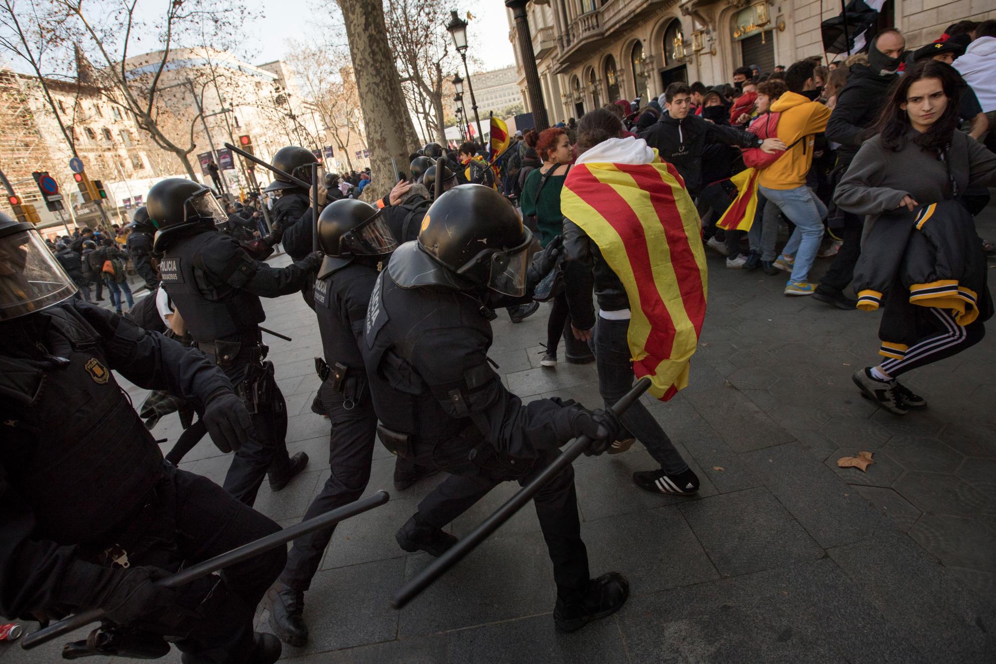  Agentes de la policía catalana se enfrentan a manifestantes frente al metro después de bloquear una vía férrea, durante una huelga general en Cataluña, España, el jueves 21 de febrero de 2019. Los manifestantes que respaldan la secesión de Cataluña de España se enfrentaron con la policía y bloquearon las principales carreteras y vías del tren.