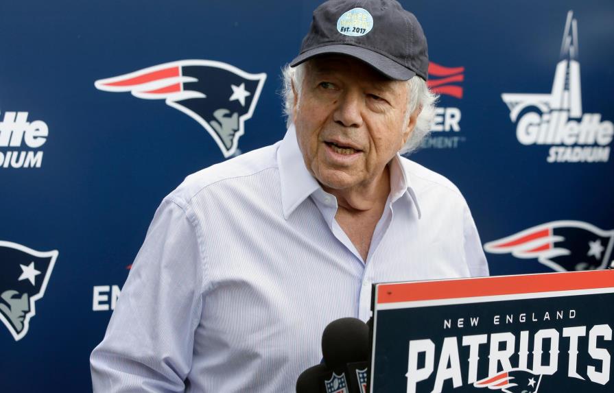 Dueño de los Patriots, campeones de la NFL, acusado de solicitar prostituta