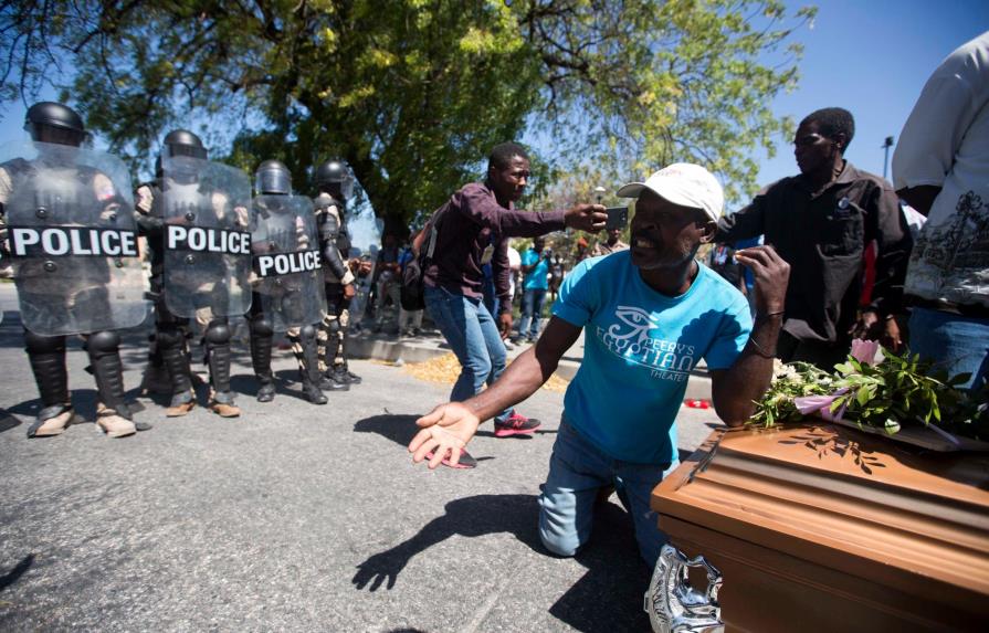 Funeral de dos víctimas de disturbios se transforma en nueva protesta en Haití