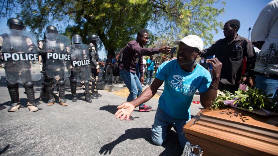 Funeral de dos víctimas de disturbios se transforma en nueva protesta en Haití