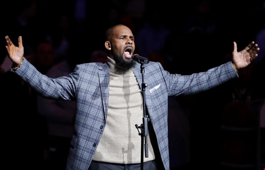 Dictan orden de arresto contra el cantante R. Kelly por abusos sexuales