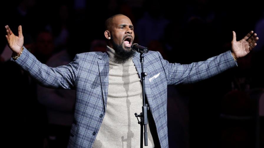 Dictan orden de arresto contra el cantante R. Kelly por abusos sexuales