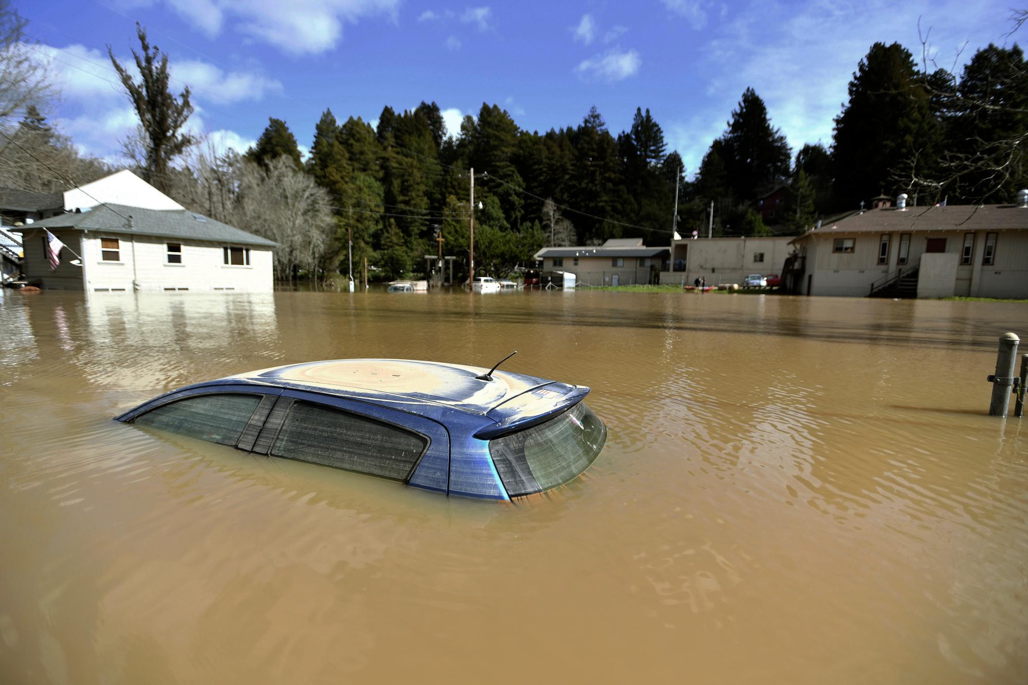 El jueves 28 de febrero de 2019, se ve un automóvil sumergido en las aguas de la inundación del río Russian que se desborda en la ciudad de Guerneville, California. El río Russian en el condado de Sonoma alcanzó los 14 pies (14 metros) la noche del miércoles. Inundando unos 2.000 edificios.