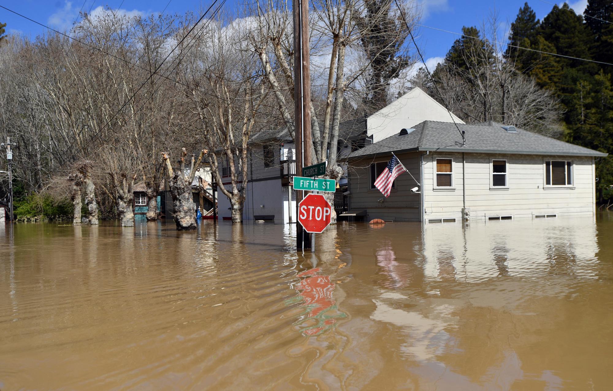 Una casa inundada se ve en la ciudad de Guerneville, California, el jueves 28 de febrero de 2019. El gobernador Gavin Newsom declaró una emergencia para cinco condados del norte después de una fuerte tormenta que causó la peor inundación en 20 años en un condado y la muerte de un hombre en otro.