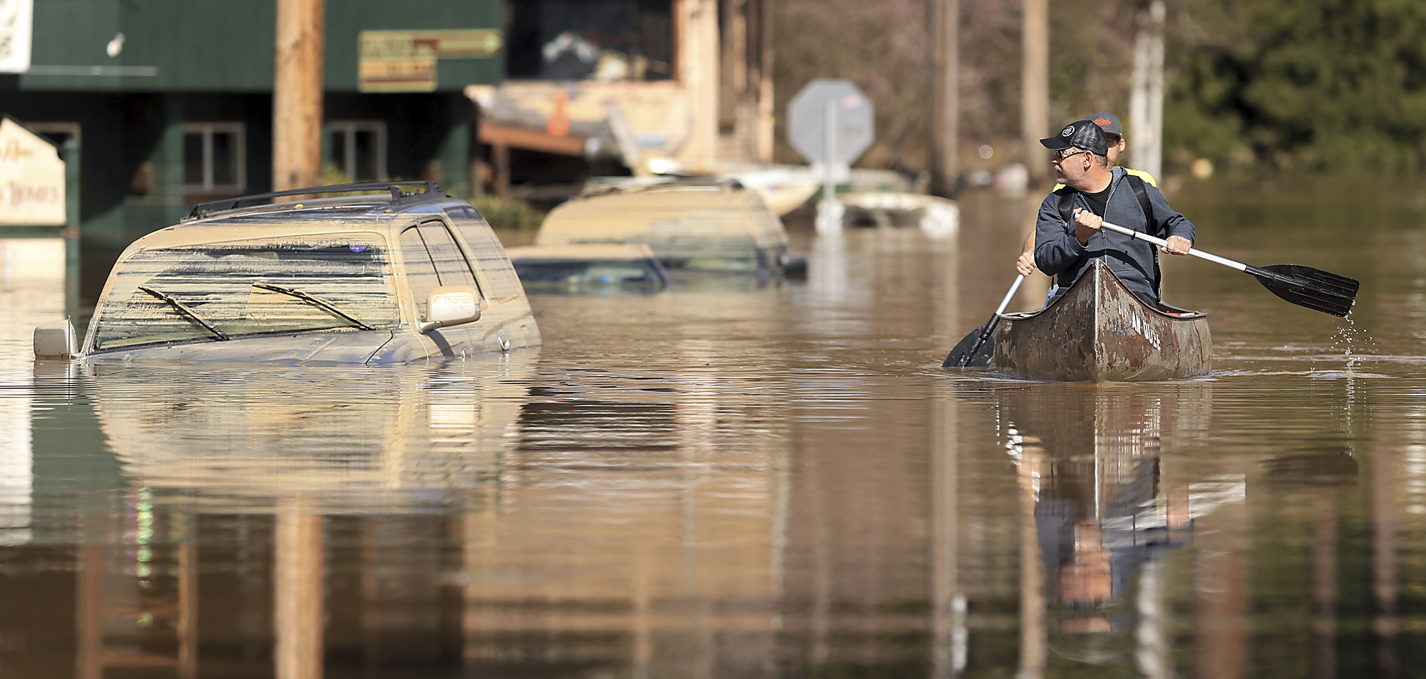 El agua de la inundación en Guerneville, California, comienza a retroceder en Mill Street dejando atrás recordatorios del nivel del río Russian, jueves 28 de febrero de 2019.