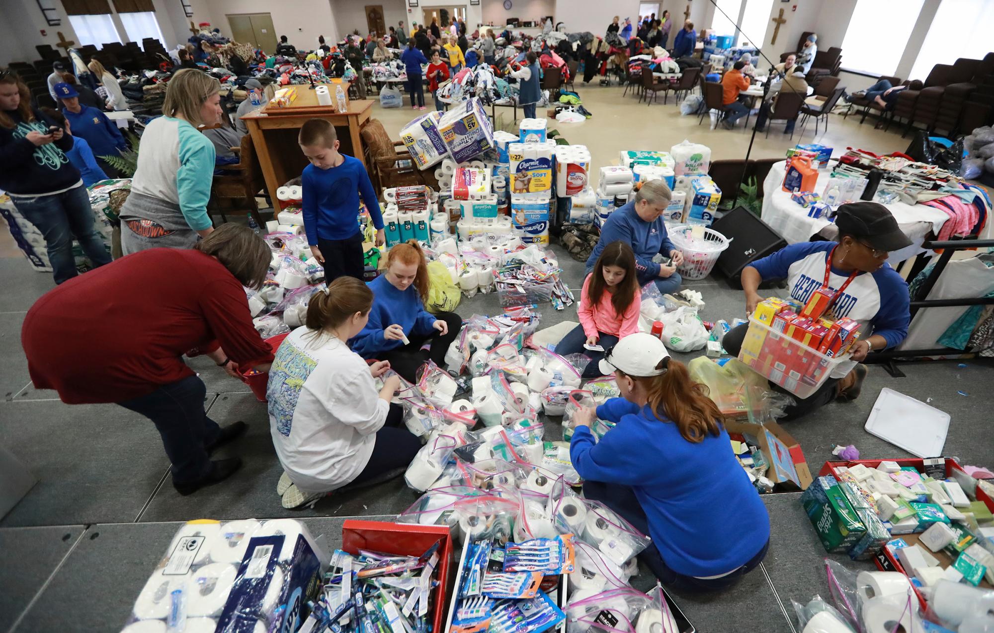 Docenas de voluntarios ayudan a clasificar los suministros donados por la comunidad y las empresas locales en la Iglesia Bautista de Providence para los afectados en las cercanías de Beauregard un día después de un tornado el lunes 4 de marzo de 2019, en Opelika, Alabama.