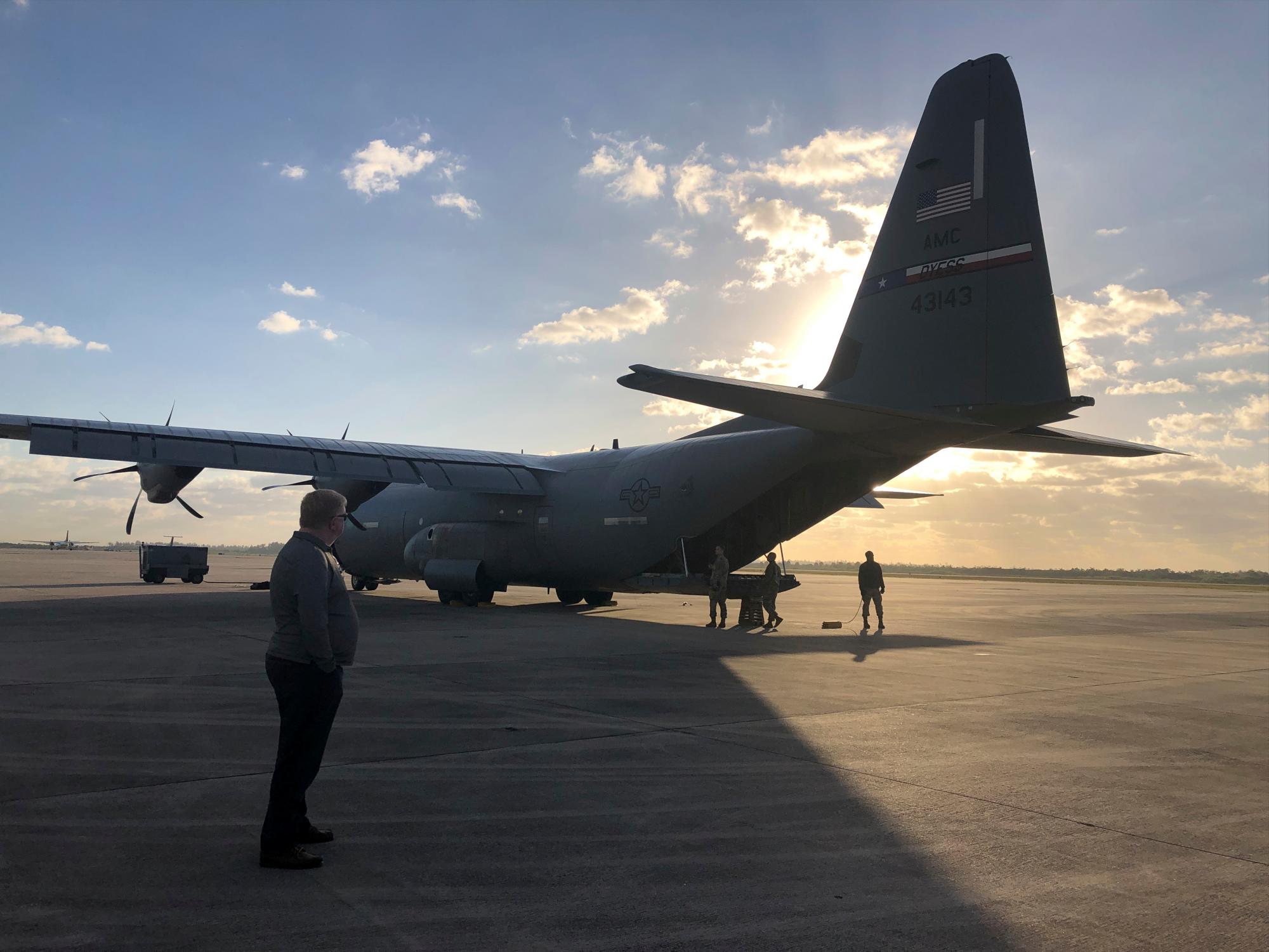 Un avión militar de los E.E.U.U., un C-130 espera la carga en la base de la reserva aérea de Homestead, en el sur de la Florida. El avión, llamado “The Spectacle” voló cientos de cajas de ayuda humanitaria destinadas a ayudar a la gente venezolana, a Cúcuta, Colombia. Fue el séptimo vuelo militar de los Estados Unidos con ayuda humanitaria para los venezolanos.