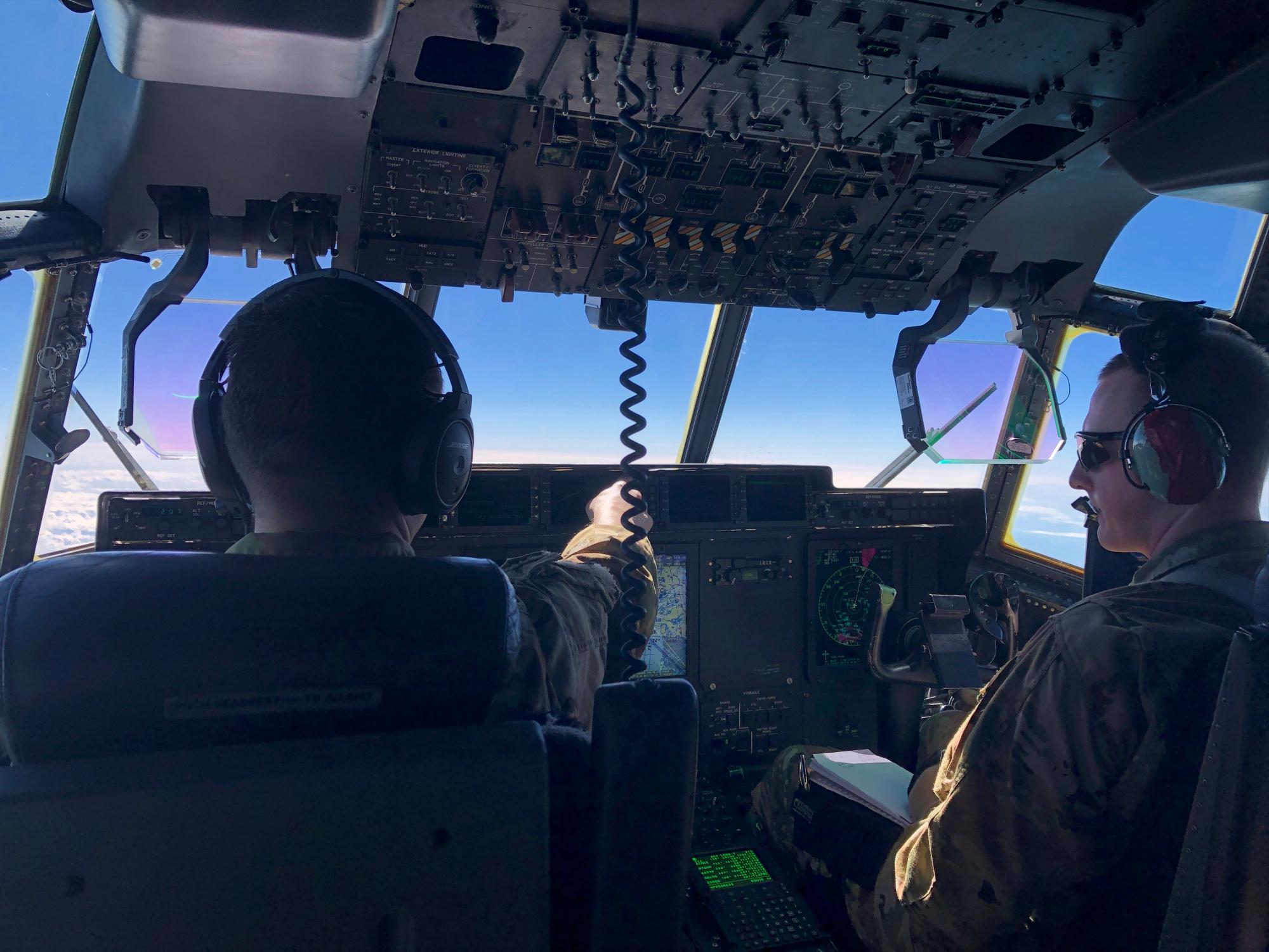 El capitán Brad Breelove, a la izquierda, y su copiloto vuelan su avión de transporte C-130 llamado “The Spectacle “ de la base de la reserva aérea Homestead, en Florida, a Cúcuta, Colombia. El avión C-130 lleva siete paletas llenos de suministros médicos destinados a ayudar a los venezolanos.