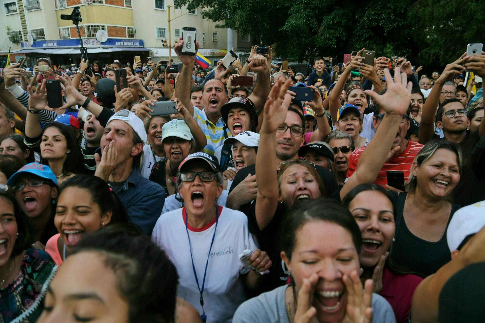Simpatizantes del presidente de la Asamblea Nacional, Juan Guaidó, gritan consignas contra el gobierno de Nicolás Maduro durante una protesta en Caracas, Venezuela, el martes 12 de marzo de 2019.