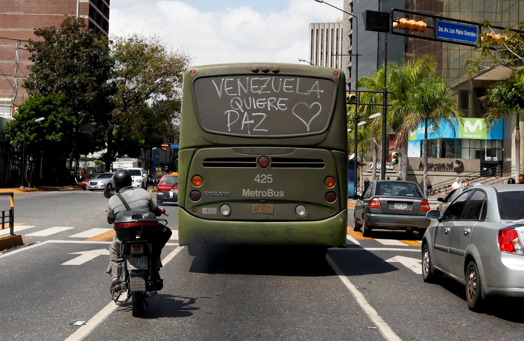 Un autobús con un mensaje en su ventana trasera que lee en español: “Venezuela quiere paz” recorre las calles de Caracas, Venezuela, el jueves 14 de marzo de 2019. Con largas colas en las paradas de transporte público y multitudes de personas en la entrada de algunas agencias bancarias, los venezolanos volvieron a la actividad el jueves después de cuatro días de parálisis como resultado del mayor apagón en la historia del país.