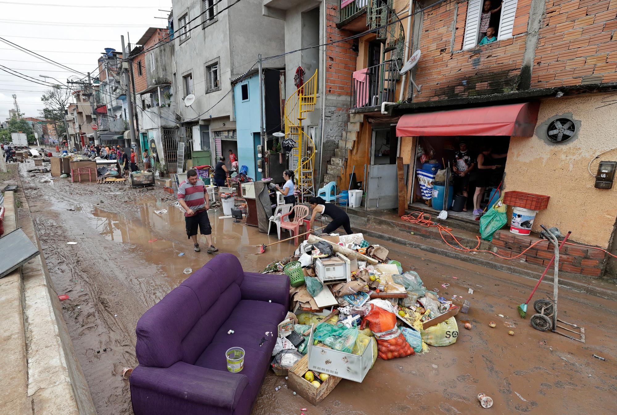 Objetos dañados, comida estropeada y muebles empapados se amontonan en la calle para ser retirados después de las inundaciones en Sao Paulo, Brasil, el lunes 11 de marzo de 2019. 