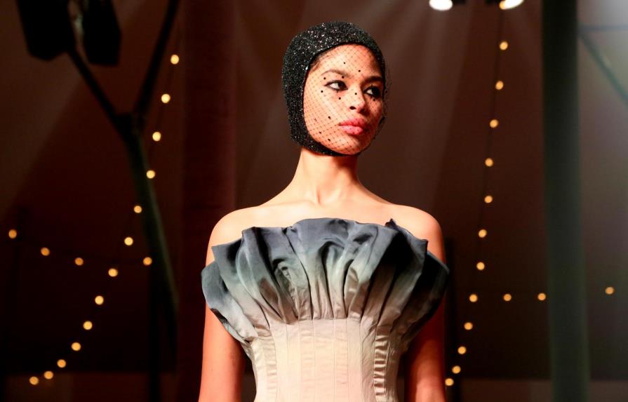 Dior presenta una colección “cápsula” en su primer desfile en Dubái