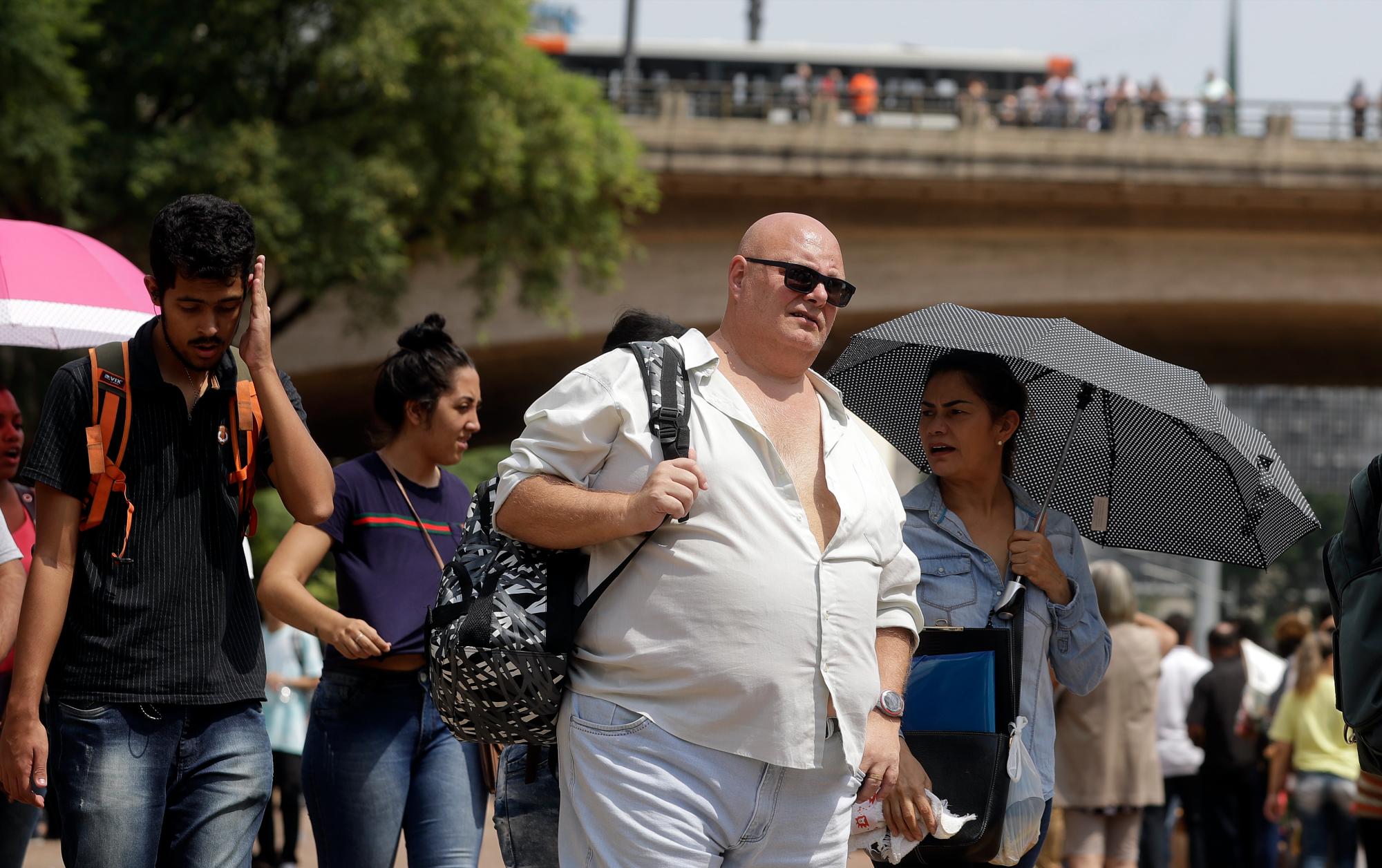 Ronaldo Borelli, de 54 años, que ha estado subcontratado durante ocho meses, está en la fila para asistir a una feria de trabajo organizada por el gobierno local y un sindicato, en el centro de Sao Paulo, Brasil, el martes 26 de marzo de 2019.