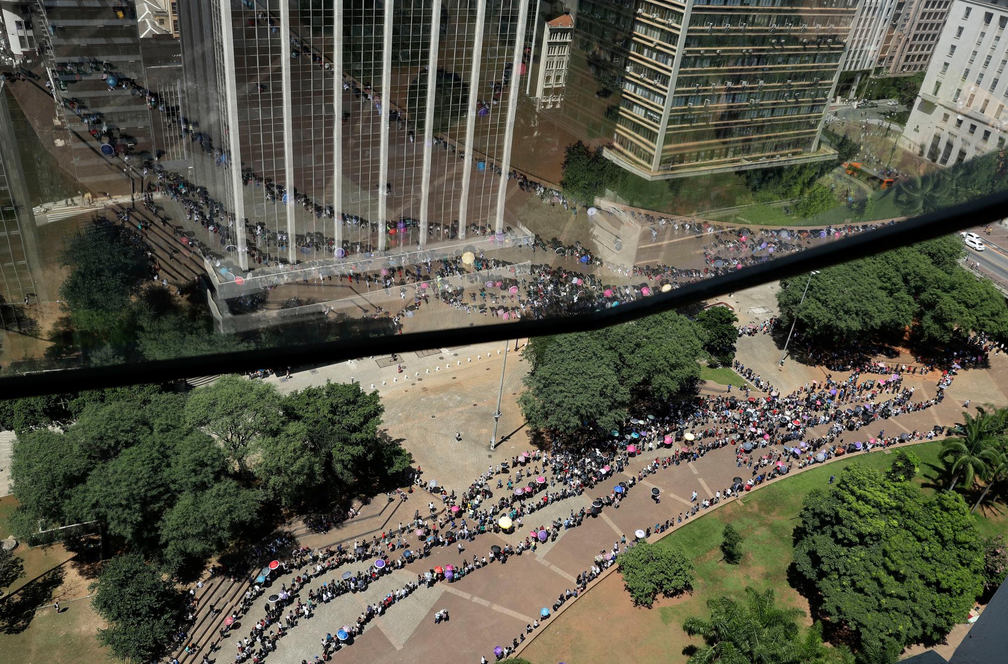 Los desempleados se alinean para asistir a una feria de empleo en el centro de Sao Paulo, Brasil, el martes 26 de marzo de 2019. 