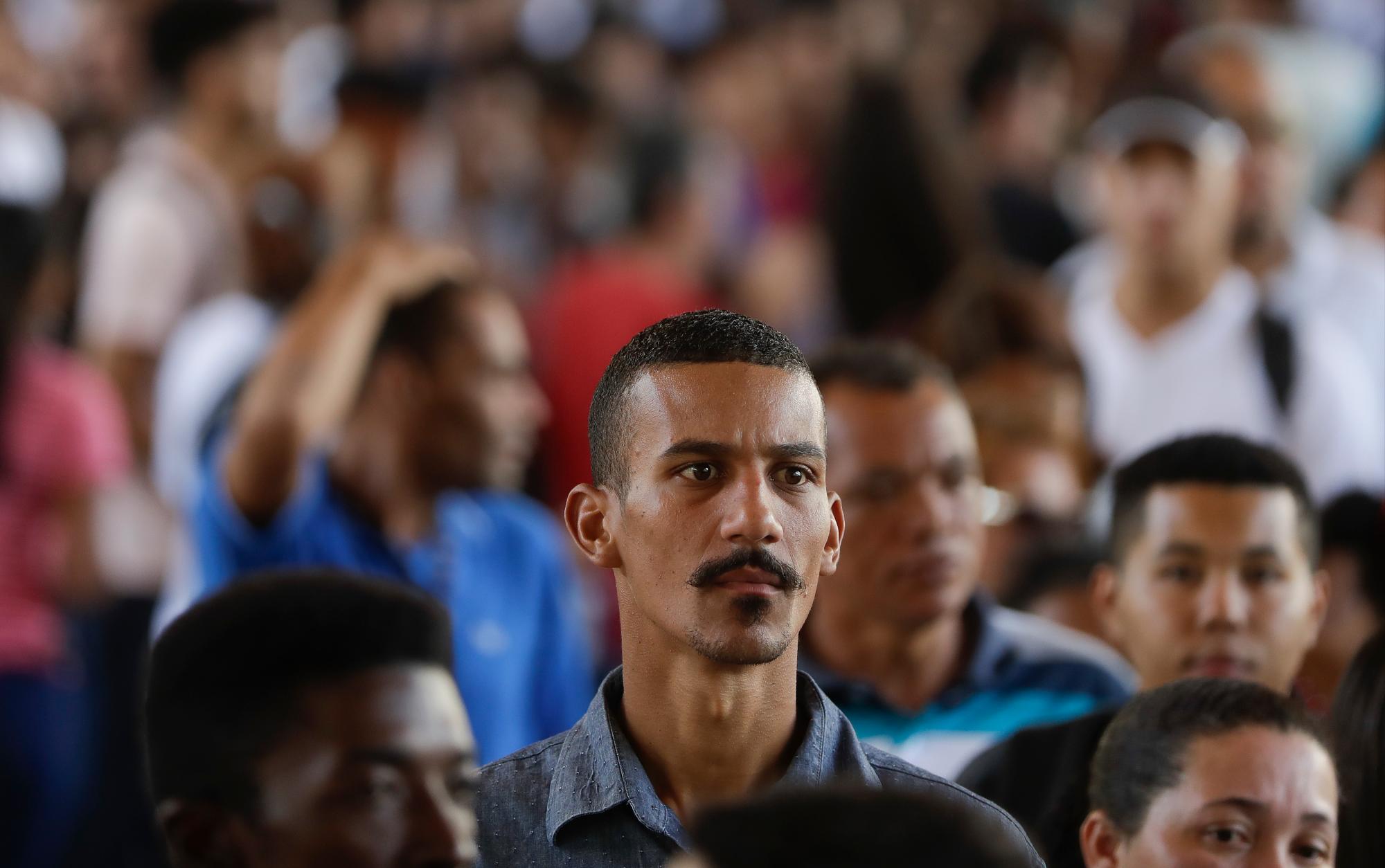  Gerson Alcantara, de 38 años, que ha estado desempleado durante seis meses, está en fila para asistir a una feria de empleo organizada por el gobierno local y un sindicato, en el centro de Sao Paulo, Brasil, el martes 26 de marzo de 2019.