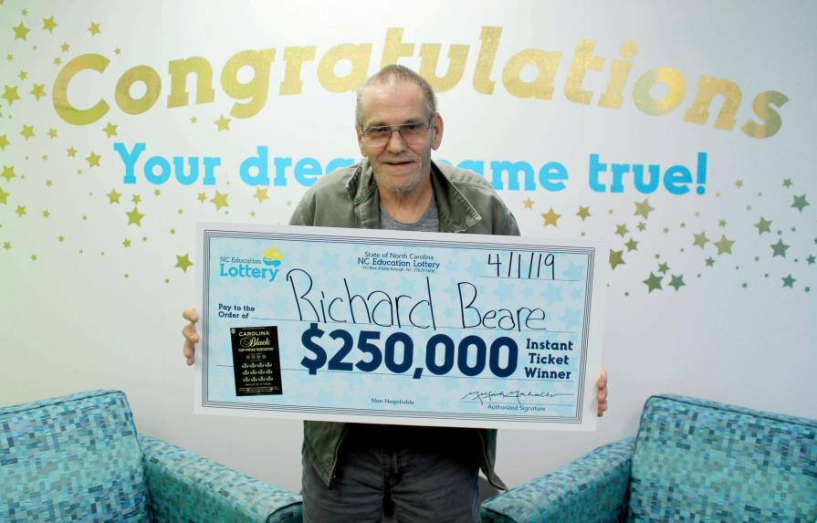 Hombre con cáncer terminal gana 250,000 dólares en lotería