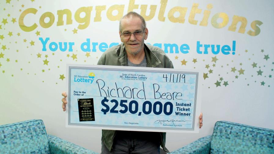 Hombre con cáncer terminal gana 250,000 dólares en lotería