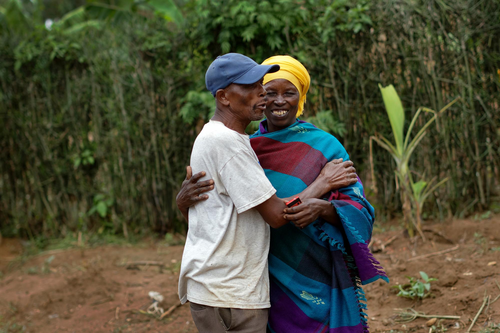 En esta foto tomada el jueves 4 de abril de 2019, la sobreviviente del genocidio Laurencia Mukalemera, derecha, un tutsi, saluda a Tasian Nkundiye, a la izquierda, un hutu que asesinó a su marido y pasó ocho años en prisión por el asesinato y otros crímenes, en la casa de Nkundiye en el pueblo de reconciliación de Mbyo, cerca de Nyamata, en Ruanda. Veinticinco años después del genocidio, el país tiene seis  “aldeas de reconciliación “ donde los perpetradores condenados que han sido liberados de prisión después de disculparse públicamente por sus crímenes viven codo con codo con sobrevivientes del genocidio que han profesado Perdón. 