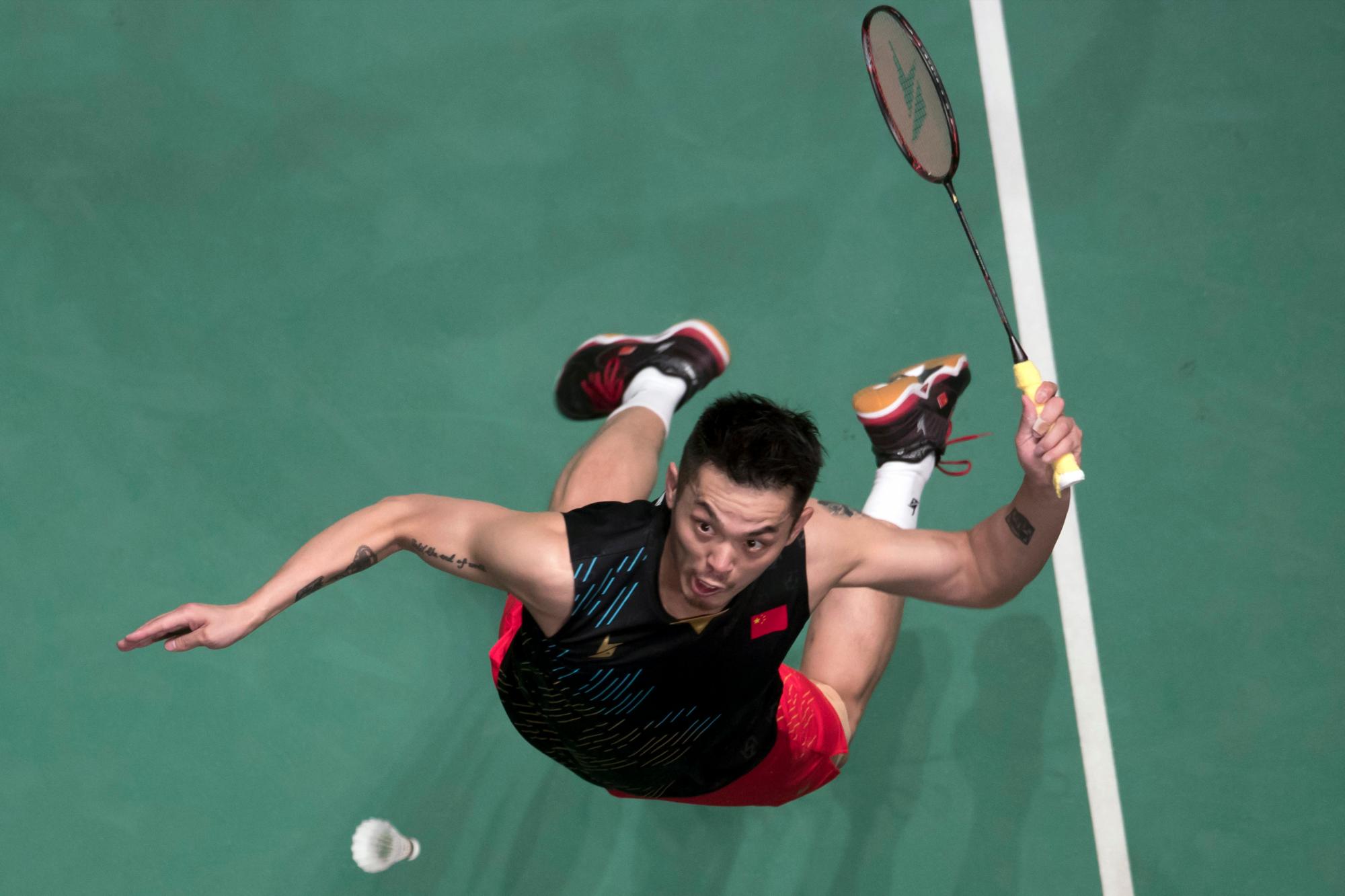 En esta foto del 7 de abril de 2019, Lin Dan de China devuelve un tiro durante el último partido de los hombres contra el Chen Long de China en el Abierto de Badminton de Malasia en Kuala Lumpur, Malasia.