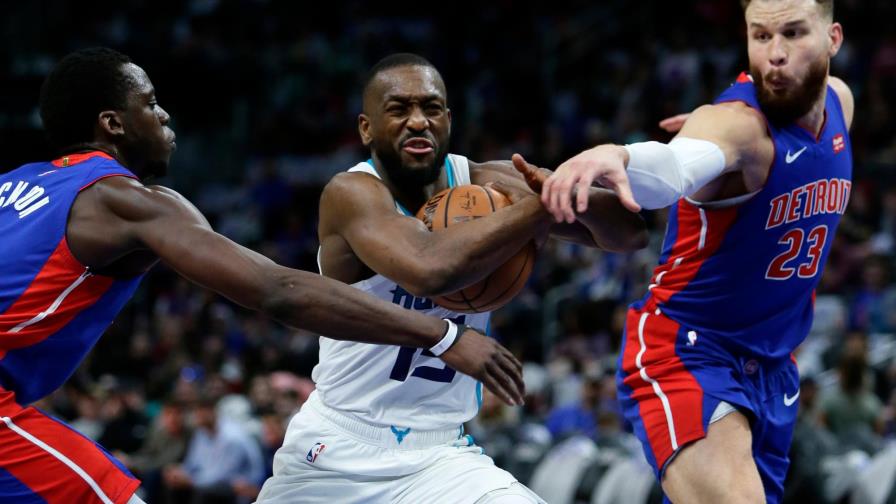 Walker mantiene a Hornets en la pelea por lugar en playoffs