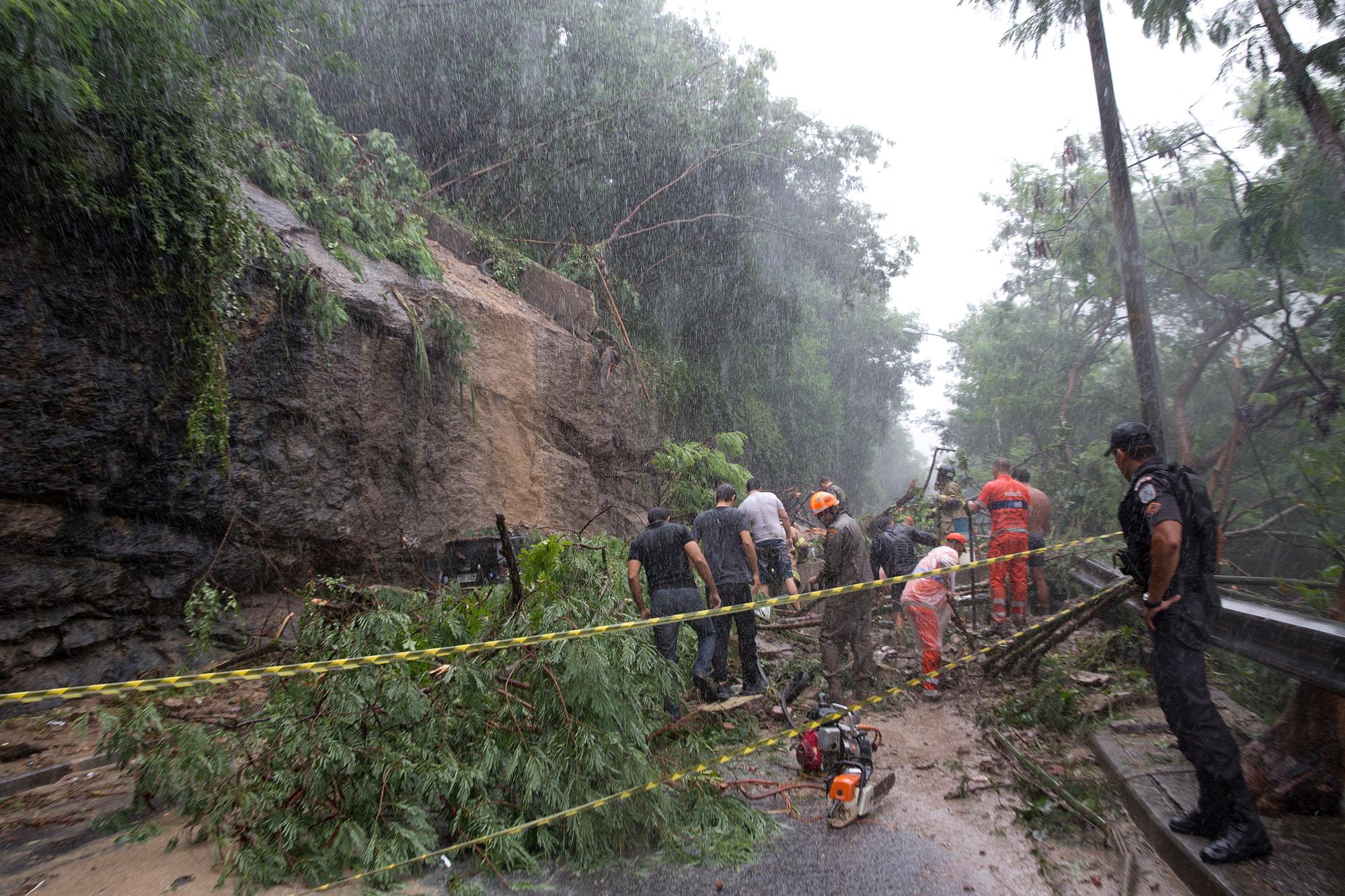 Rescatistas y residentes buscan sobrevivientes donde las fuertes lluvias causaron un derrumbe en Río de Janeiro, Brasil, el martes 9 de abril de 2019.