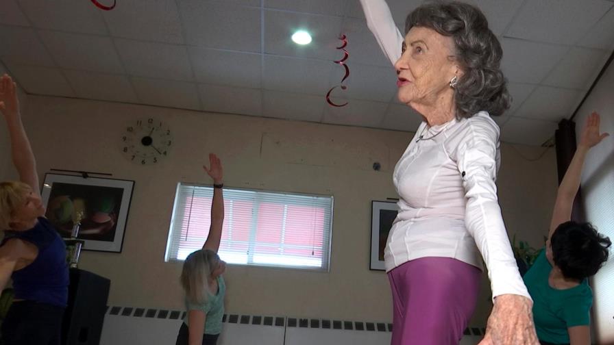 A los 100 años, una mujer sigue dando clases de yoga