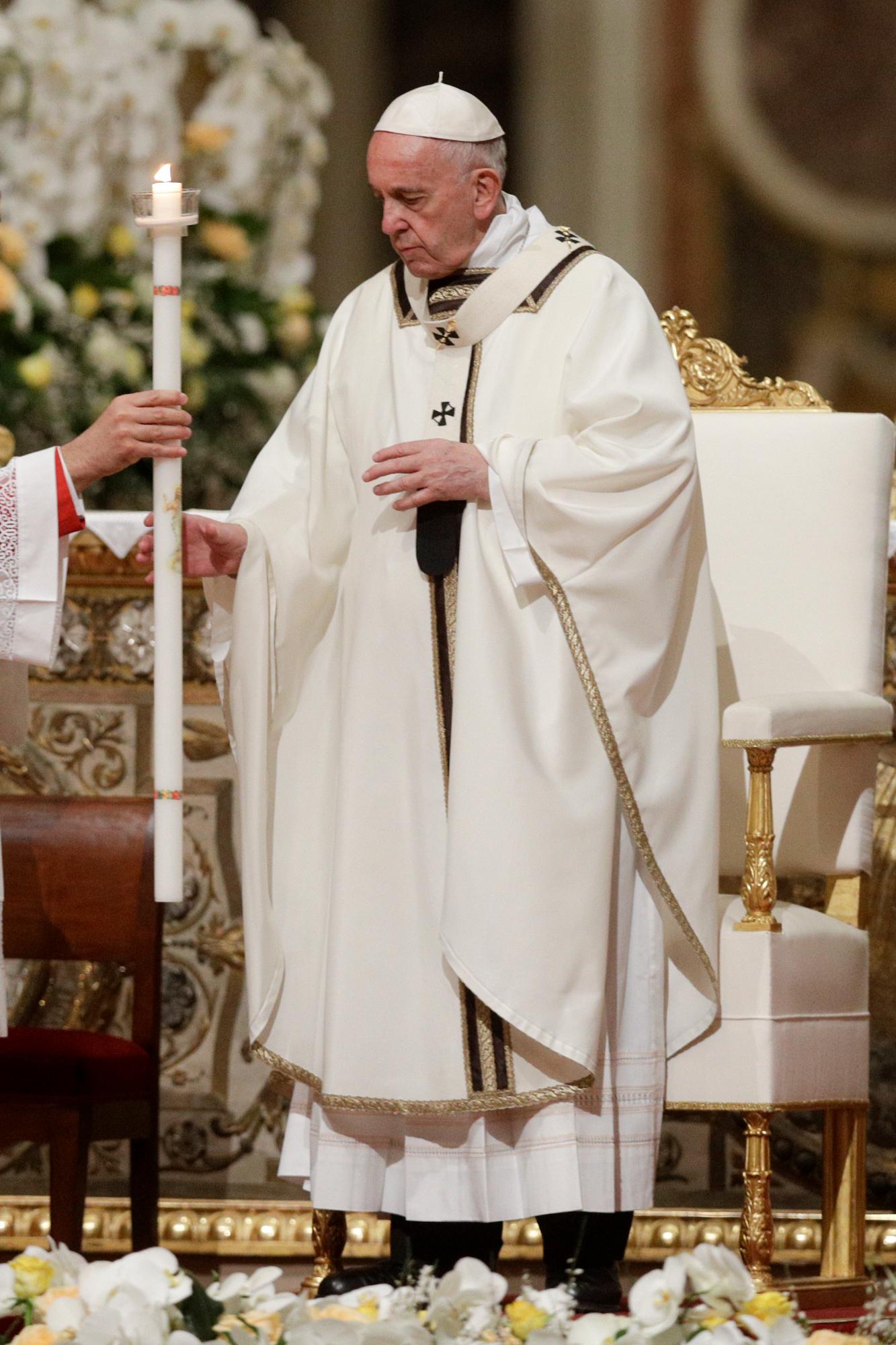 El Papa Francisco sostiene una vela mientras preside una solemne ceremonia de Vigilia Pascual en la Basílica de San Pedro en el Vaticano, el sábado 21 de abril de 2019.