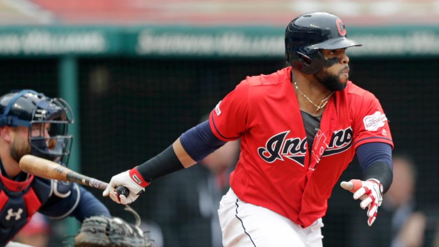 Carlos Santana despacha tres hits y sube su promedio a .407