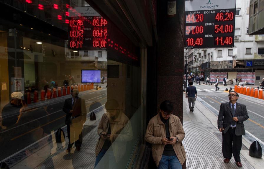 Peso argentino se devalúa por creciente incertidumbre